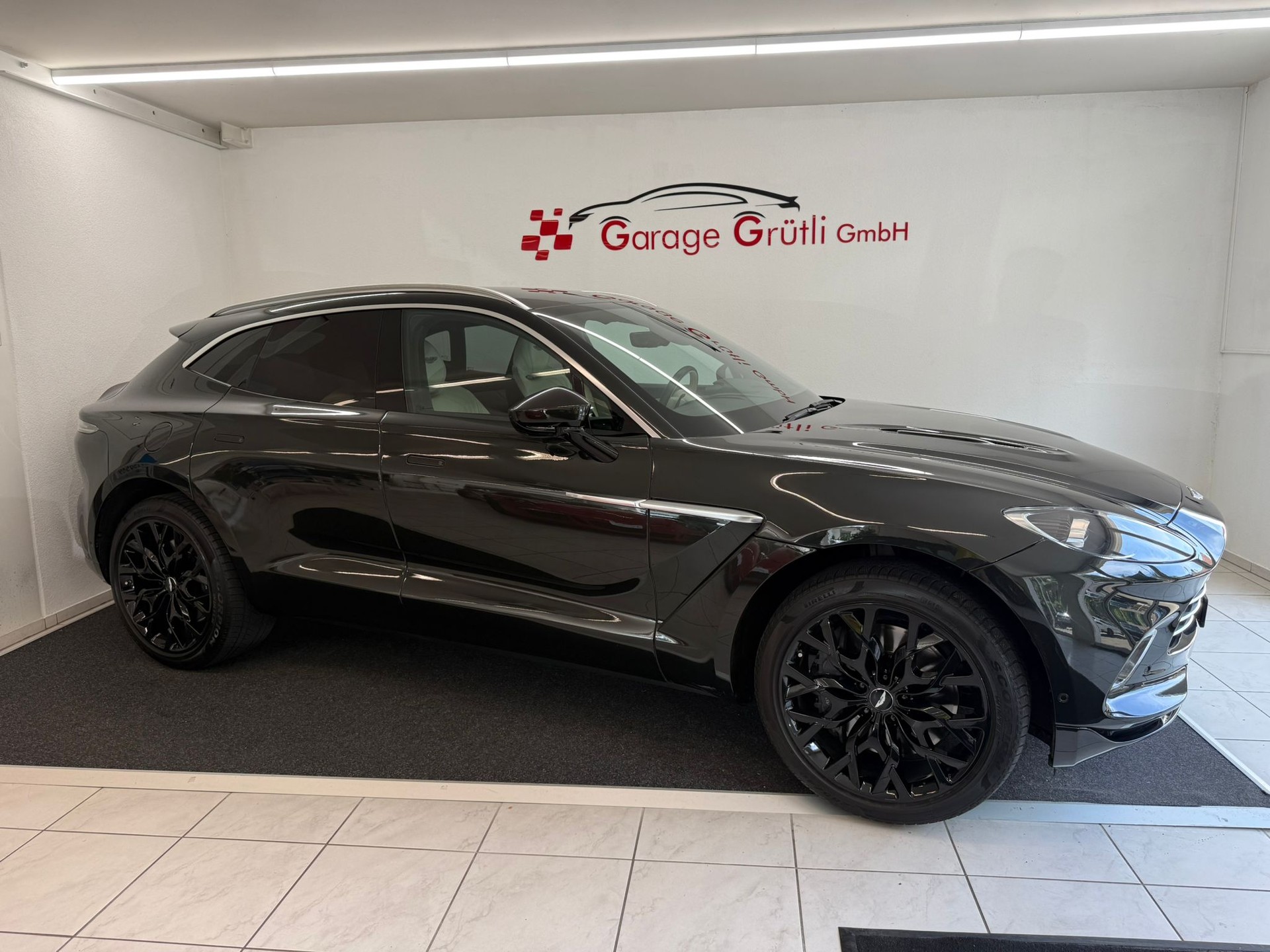 ASTON MARTIN DBX 4.0 V8-showroom-element-1
