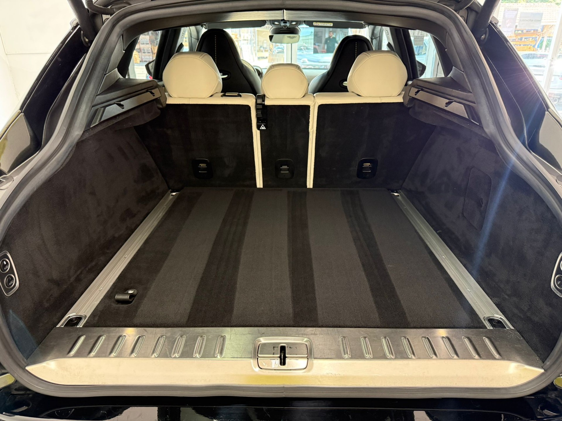 ASTON MARTIN DBX 4.0 V8-image-17