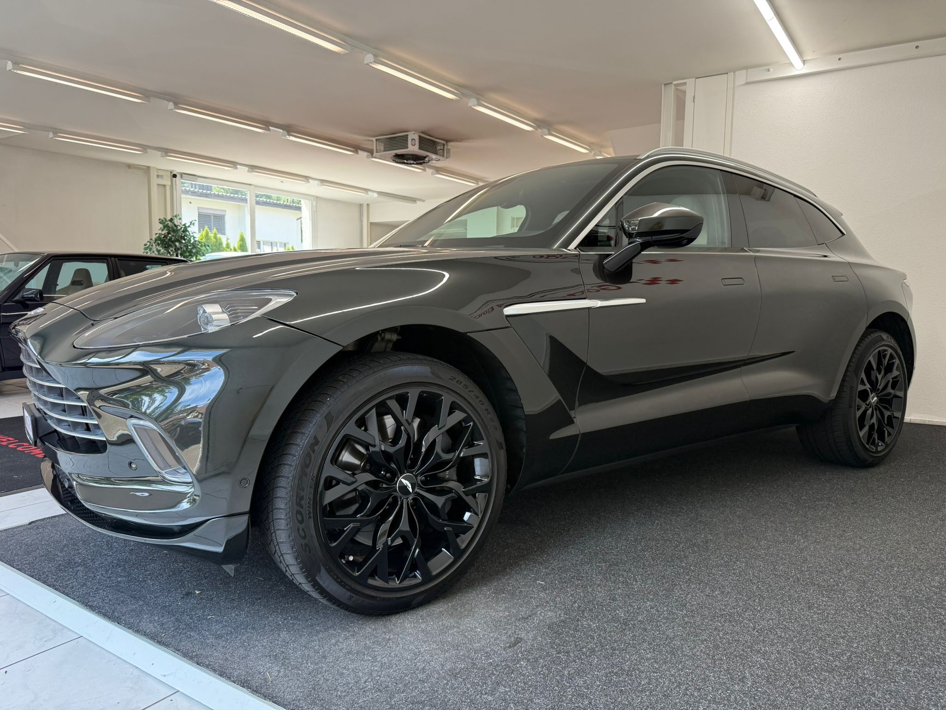 ASTON MARTIN DBX 4.0 V8-image-6