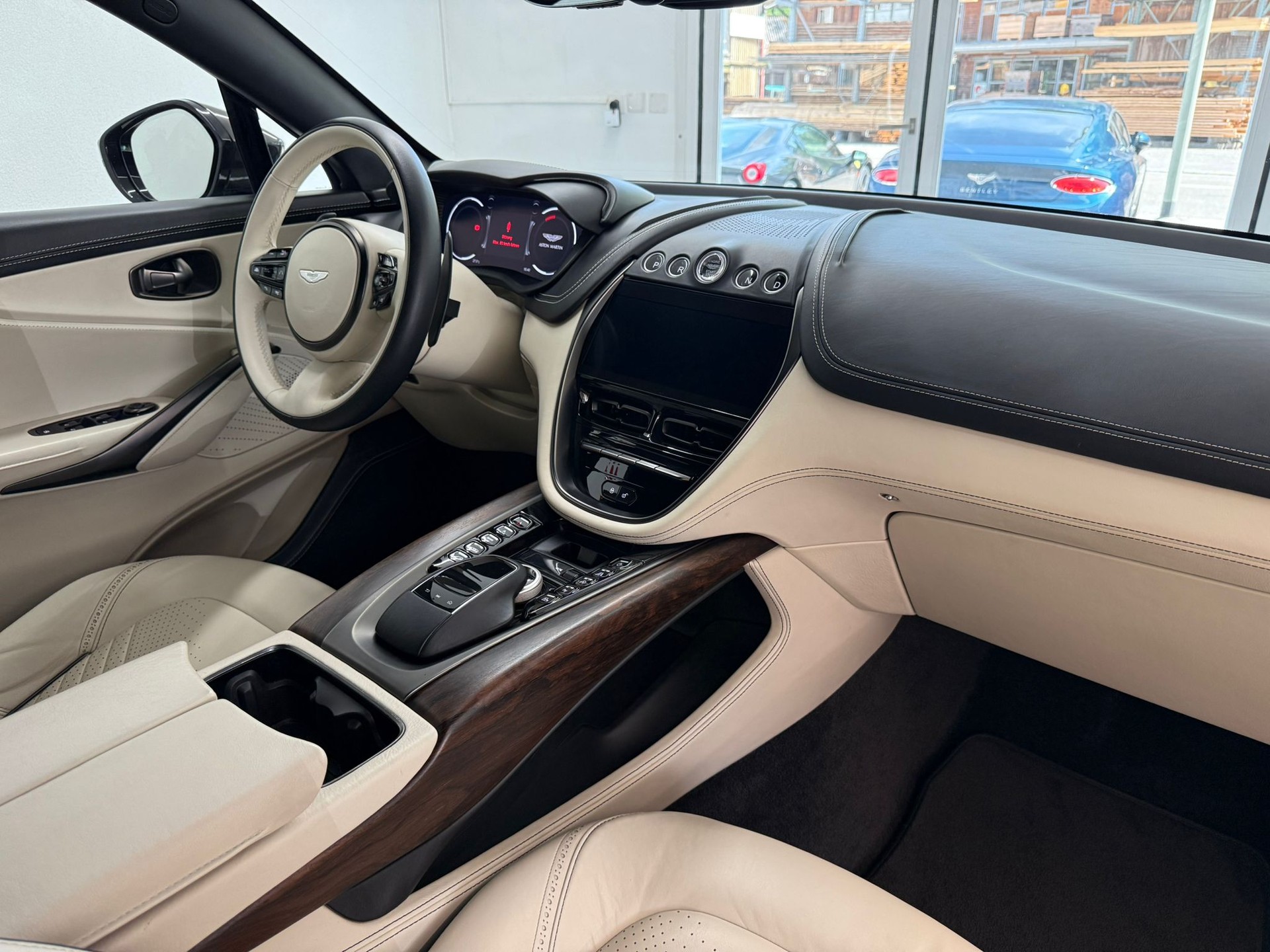 ASTON MARTIN DBX 4.0 V8-image-11