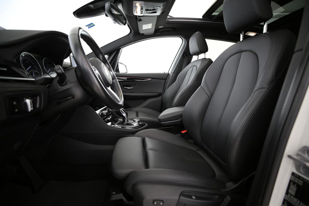 BMW 218i Gran Tourer-showroom-element-1