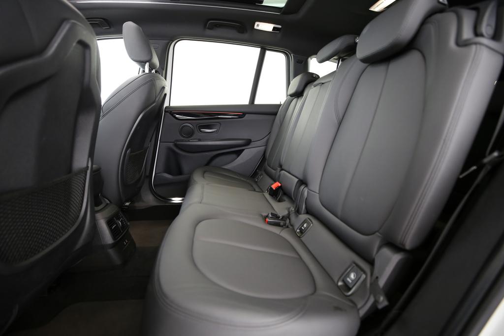 BMW 218i Gran Tourer-image-13
