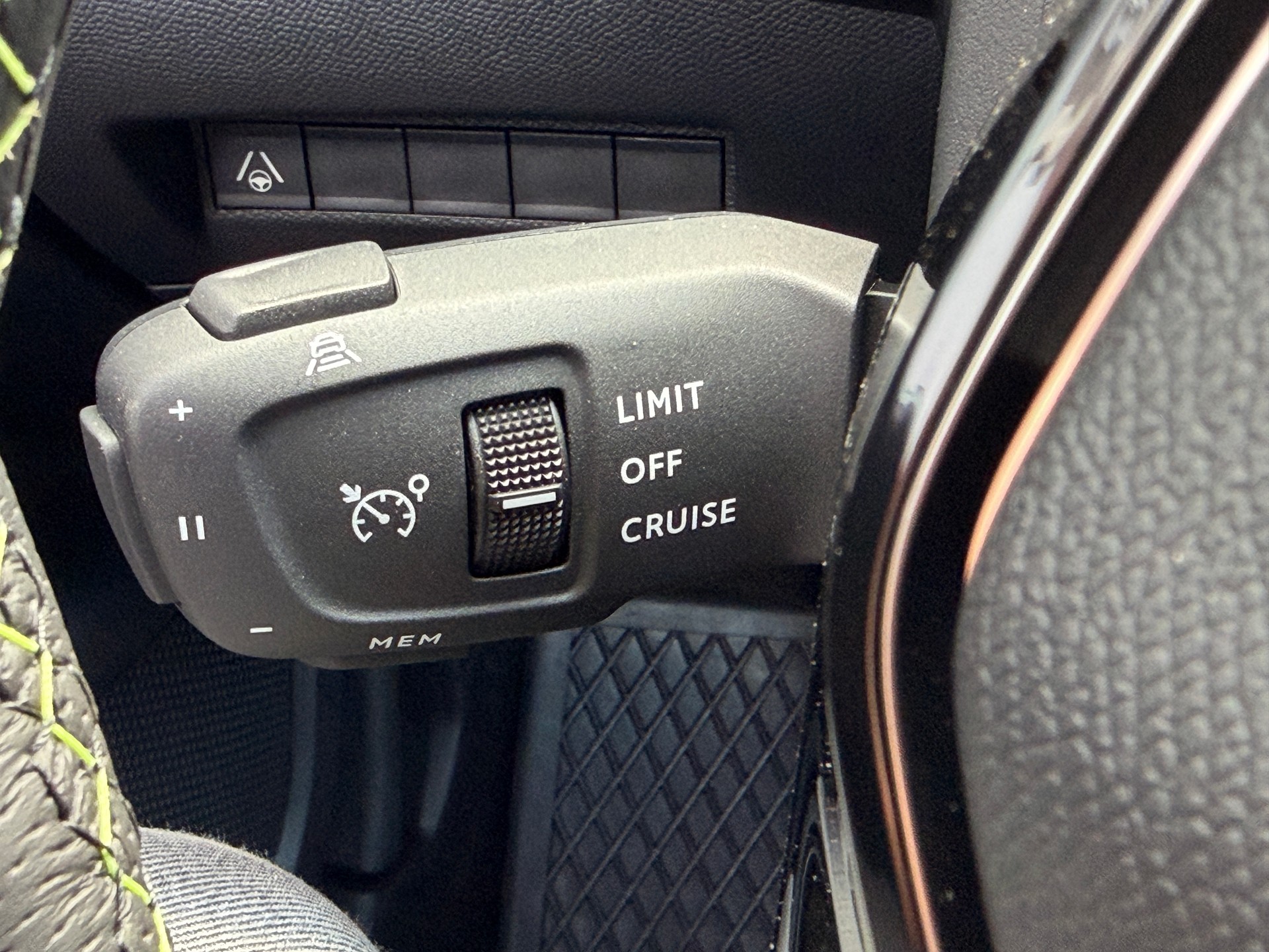 PEUGEOT 2008 1.2 145 MHEV GT Exclusive-image-8