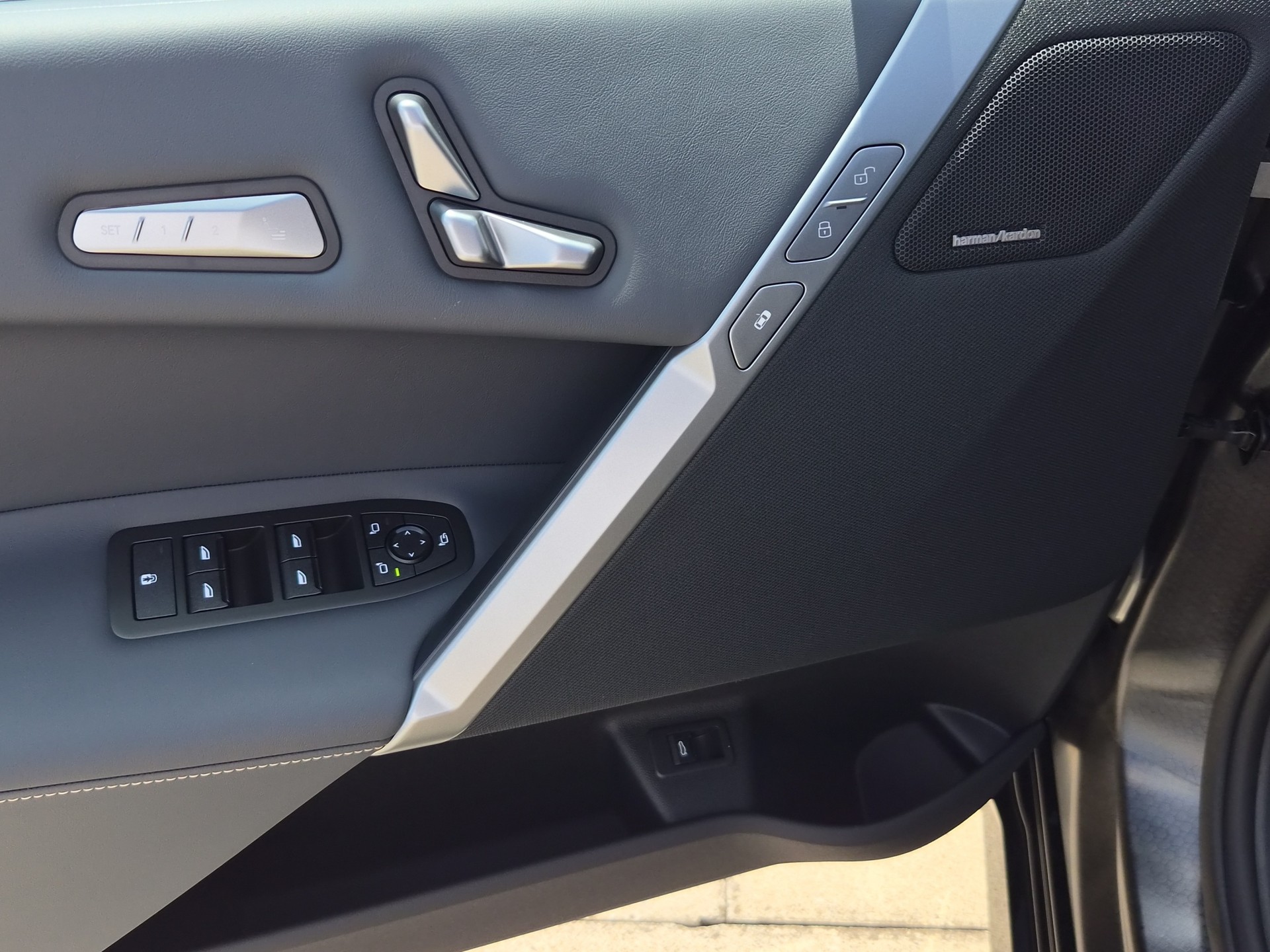 BMW iX xDrive60 M Sport-image-10