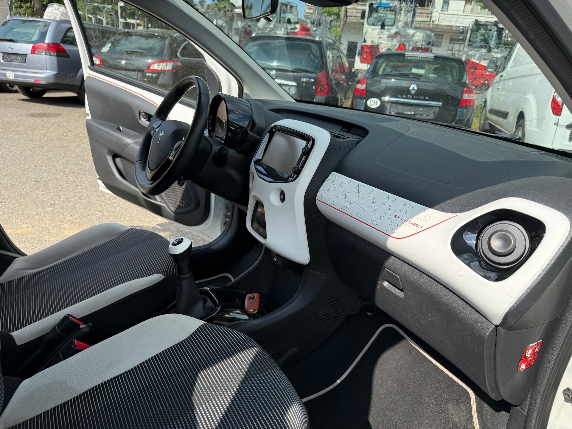 PEUGEOT 108 1.2 VTi Féline Top-image-7