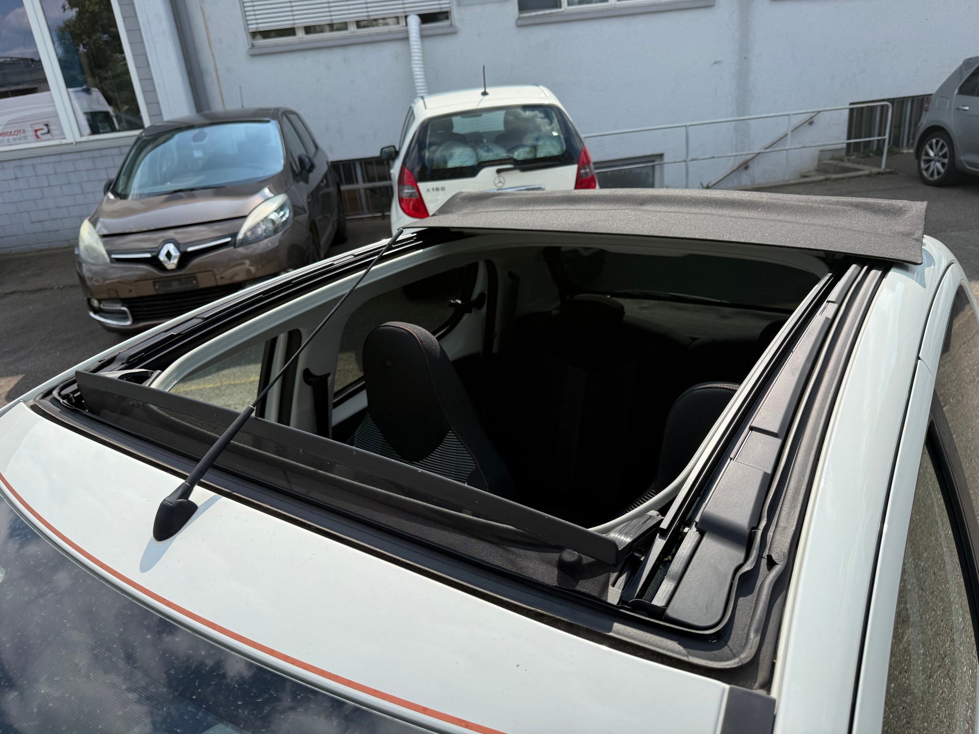 PEUGEOT 108 1.2 VTi Féline Top-image-12