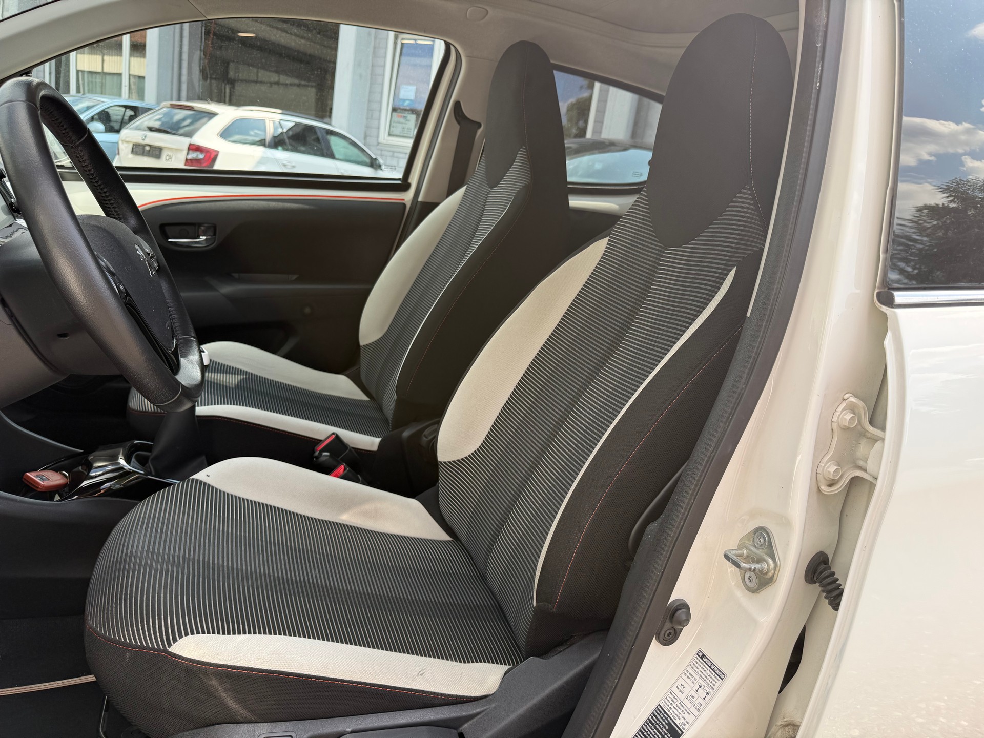 PEUGEOT 108 1.2 VTi Féline Top-image-8