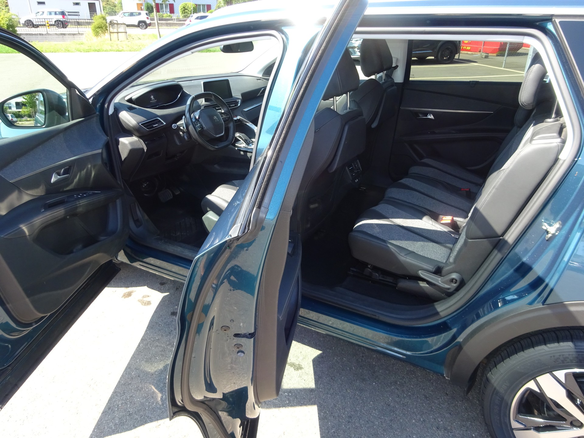 PEUGEOT 5008 1.2 Pure Tech Allure EAT8-image-7