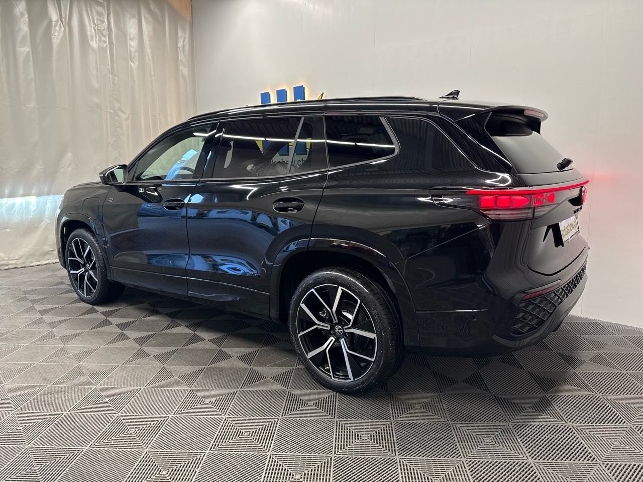 VW Tayron 1.5 TSI PHEV R-Line Black Style Limited Editon 272PS-showroom-element-1