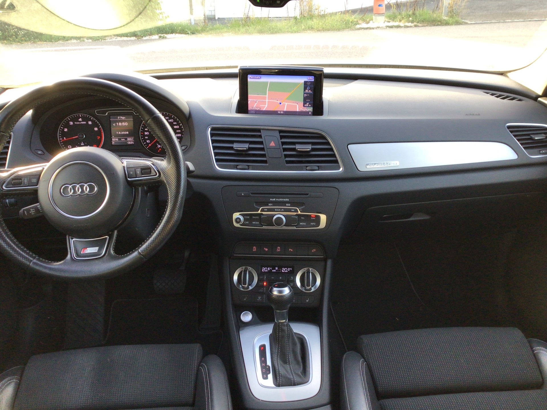 AUDI Q3 2.0 TFSI quattro S-tronic-image-7