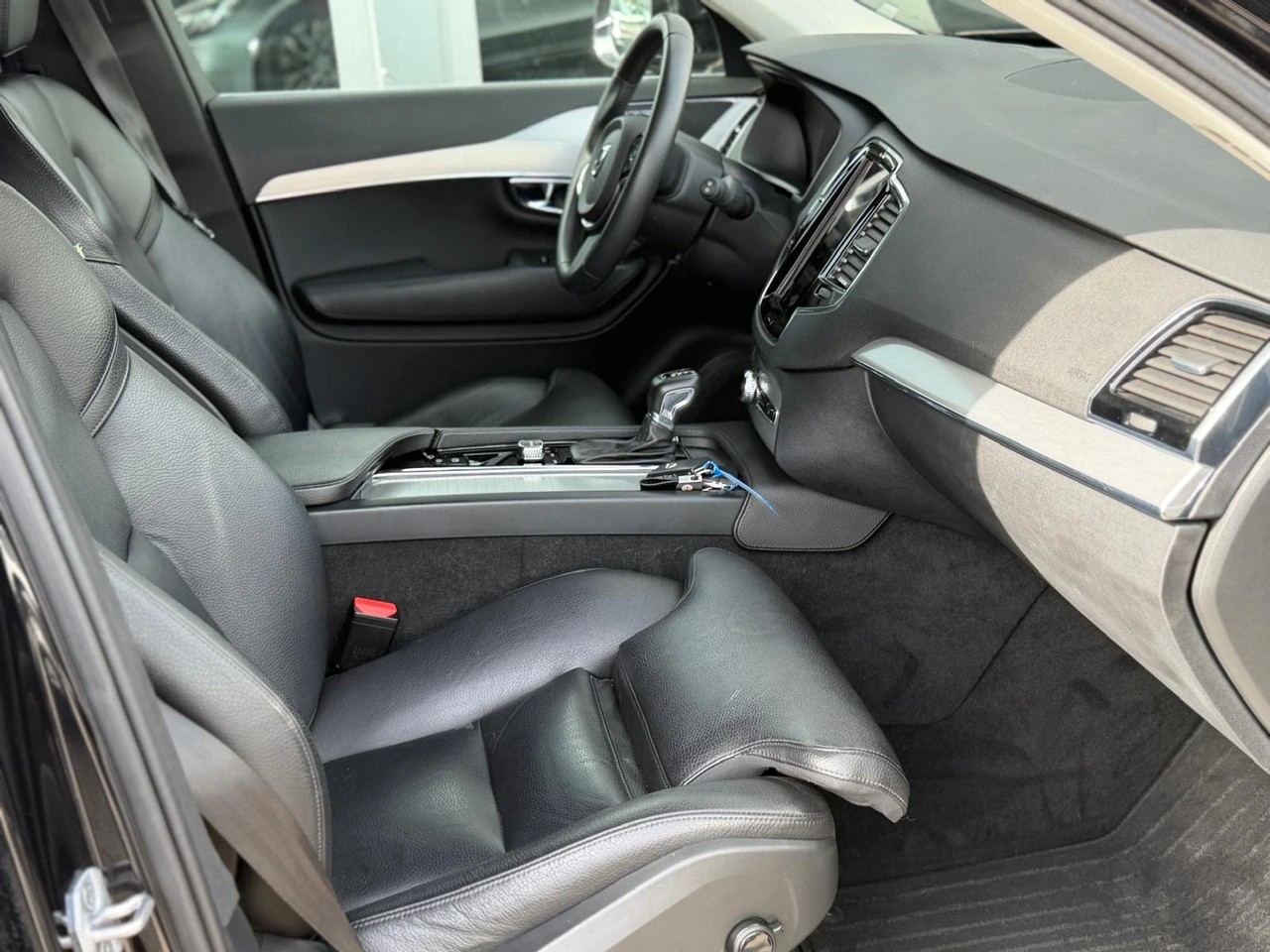 VOLVO XC90 D5 AWD Momentum Geartronic-image-8