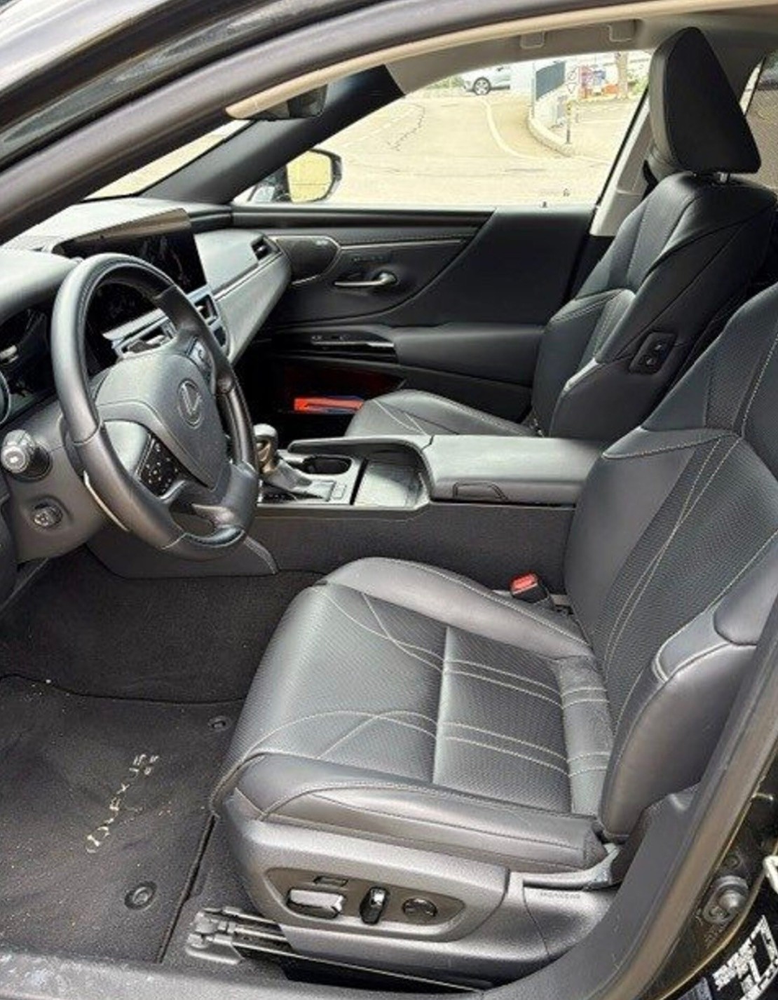 LEXUS 300h Excellence-image-4
