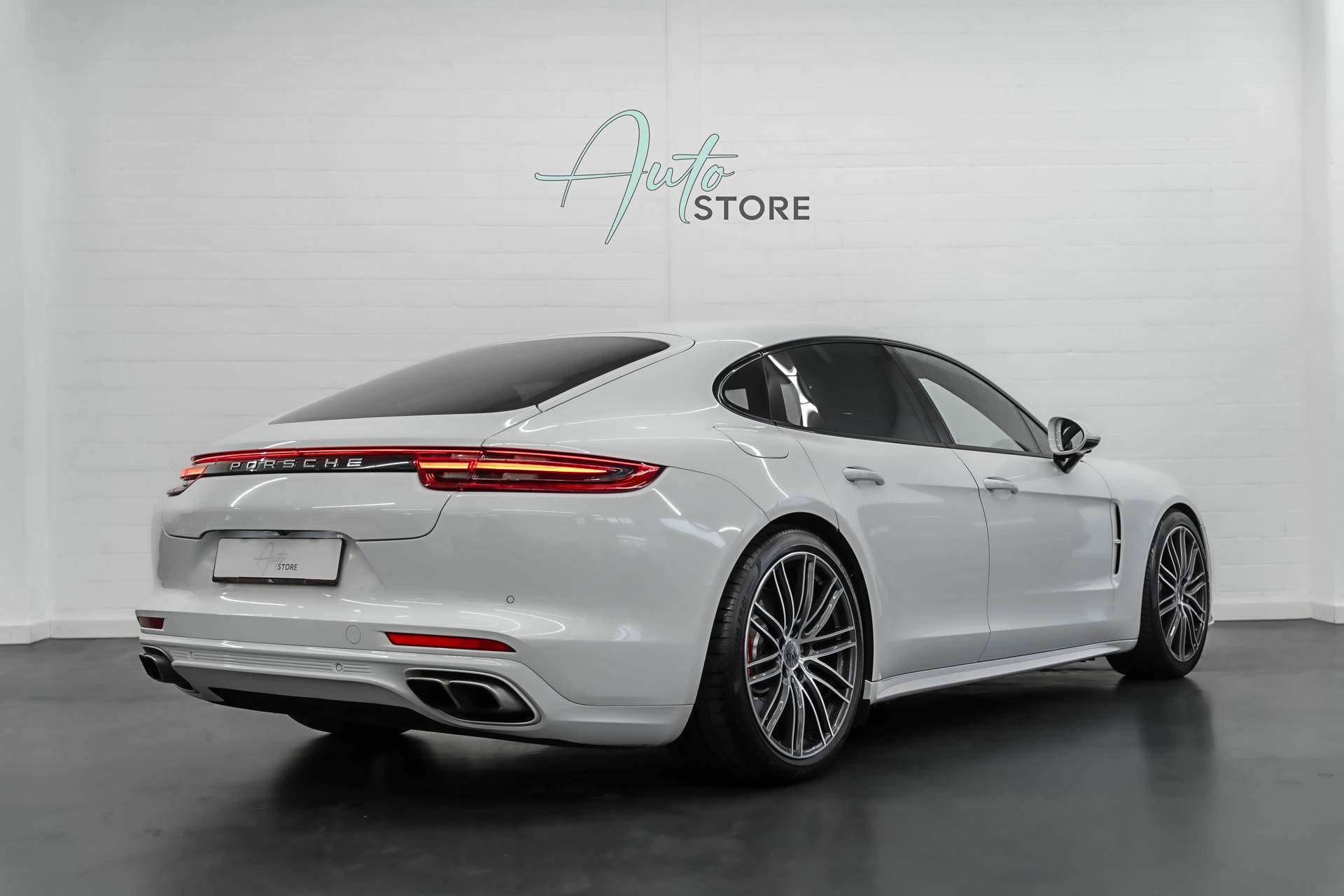 PORSCHE Panamera Turbo PDK-showroom-element-1