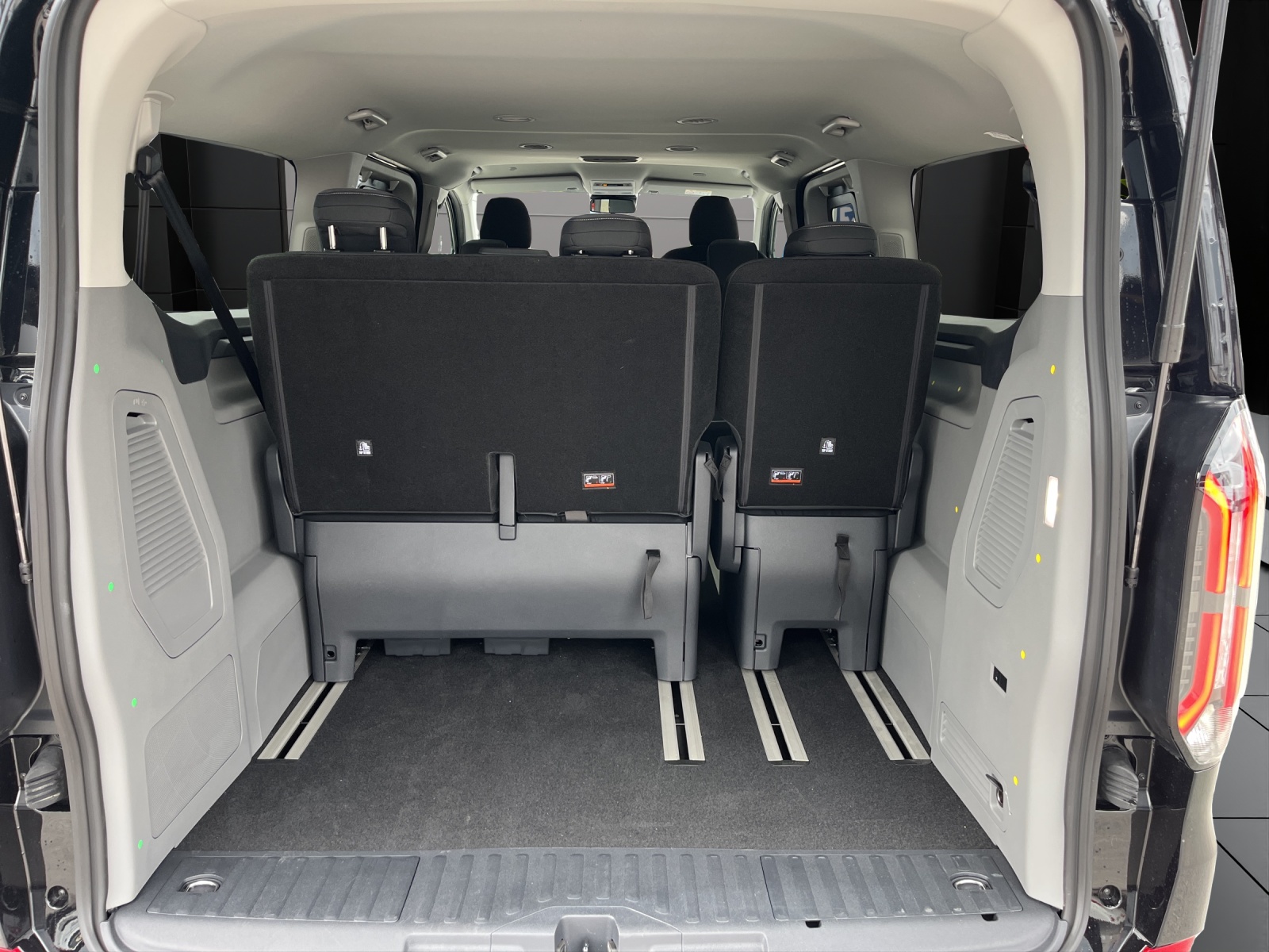 FORD Tourneo Bus 340 L2H1 82,5kWh Titanium-image-10