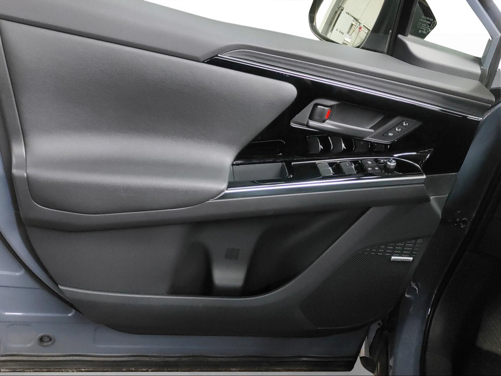 SUBARU Solterra eV Luxury AWD-image-8