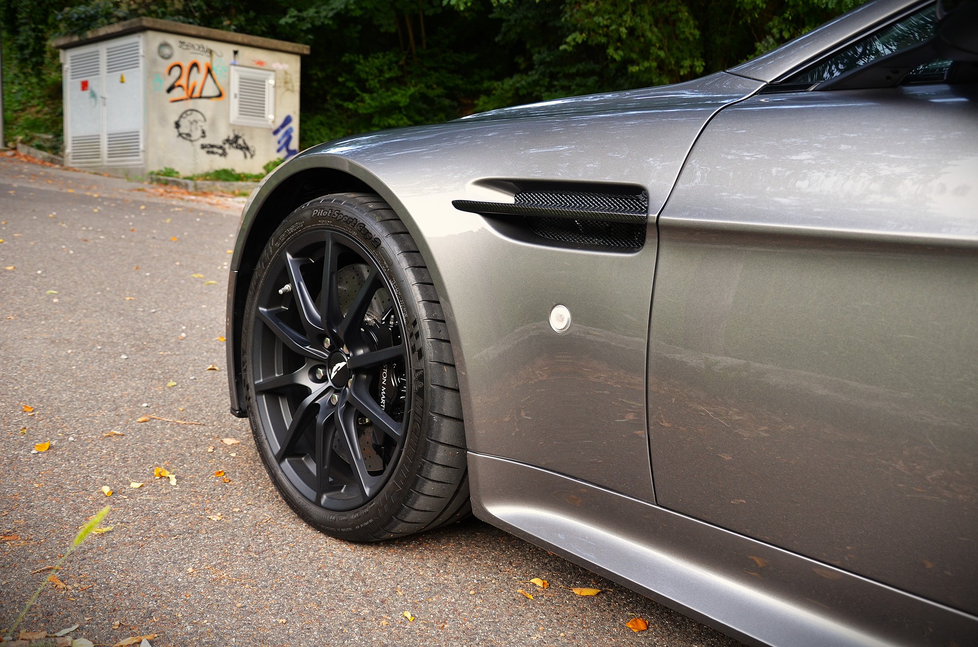 ASTON MARTIN V12 Vantage 5.9 S Sportshift-image-4