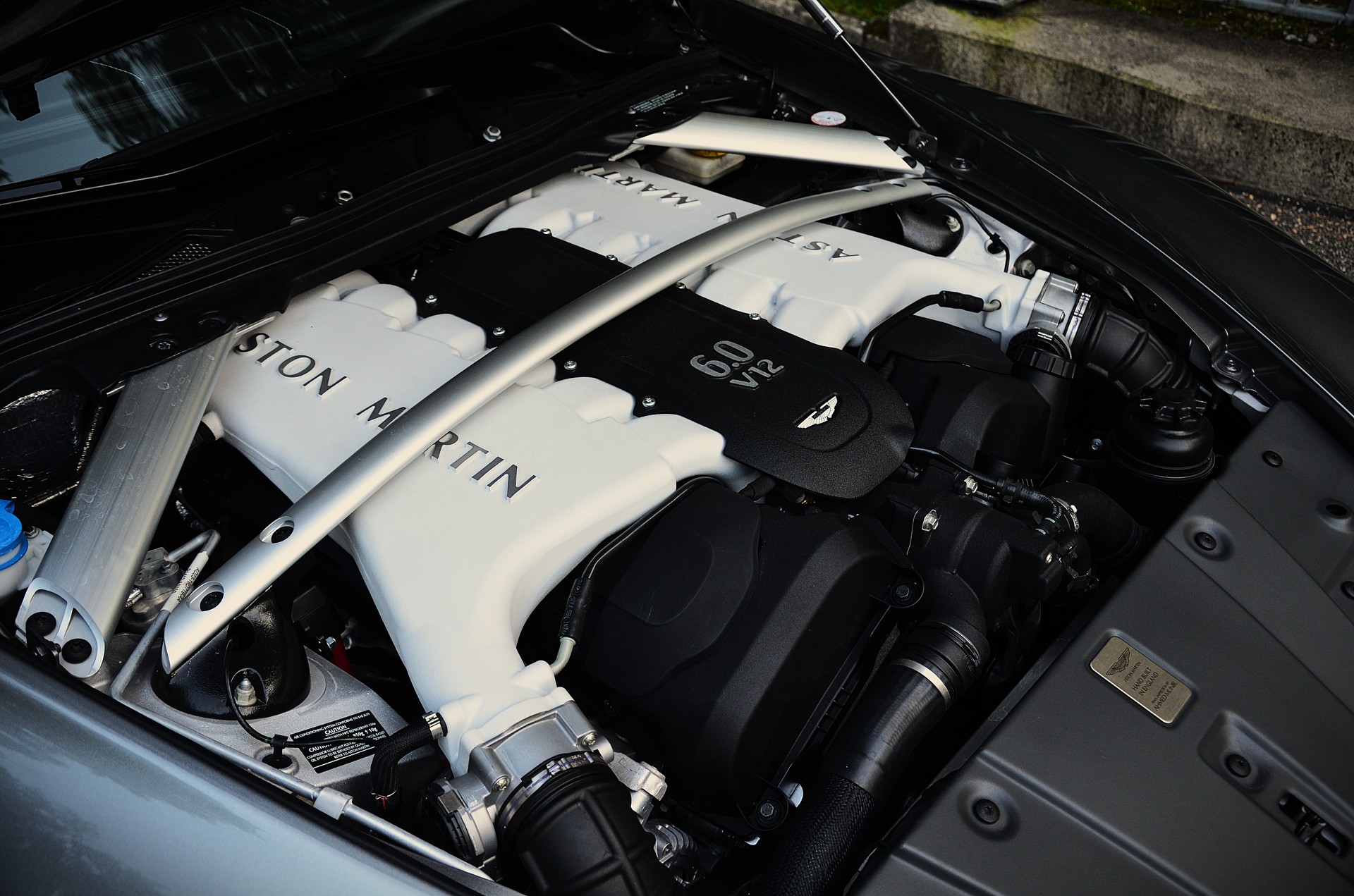 ASTON MARTIN V12 Vantage 5.9 S Sportshift-image-17