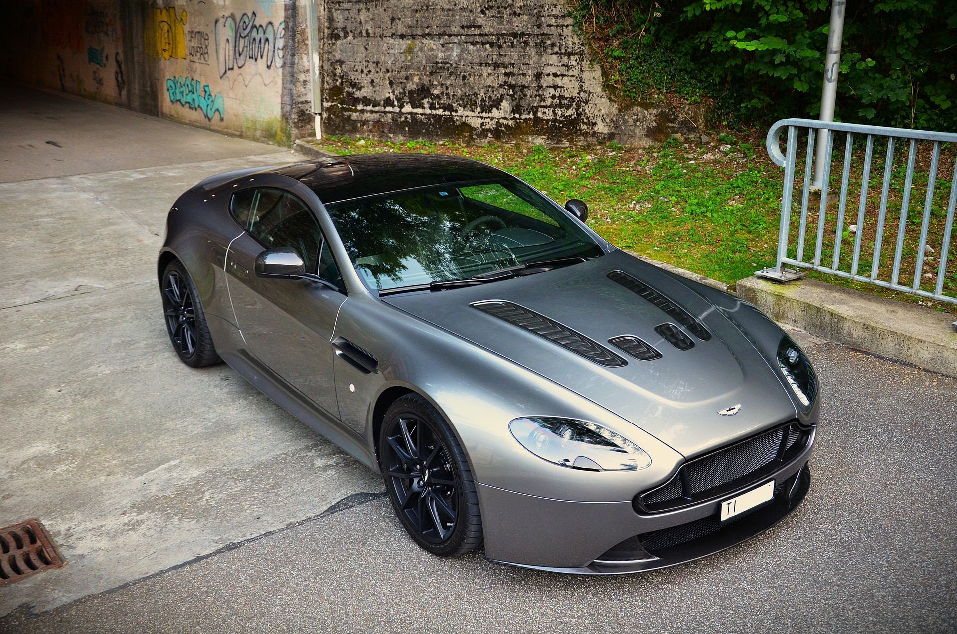 ASTON MARTIN V12 Vantage 5.9 S Sportshift-image-2