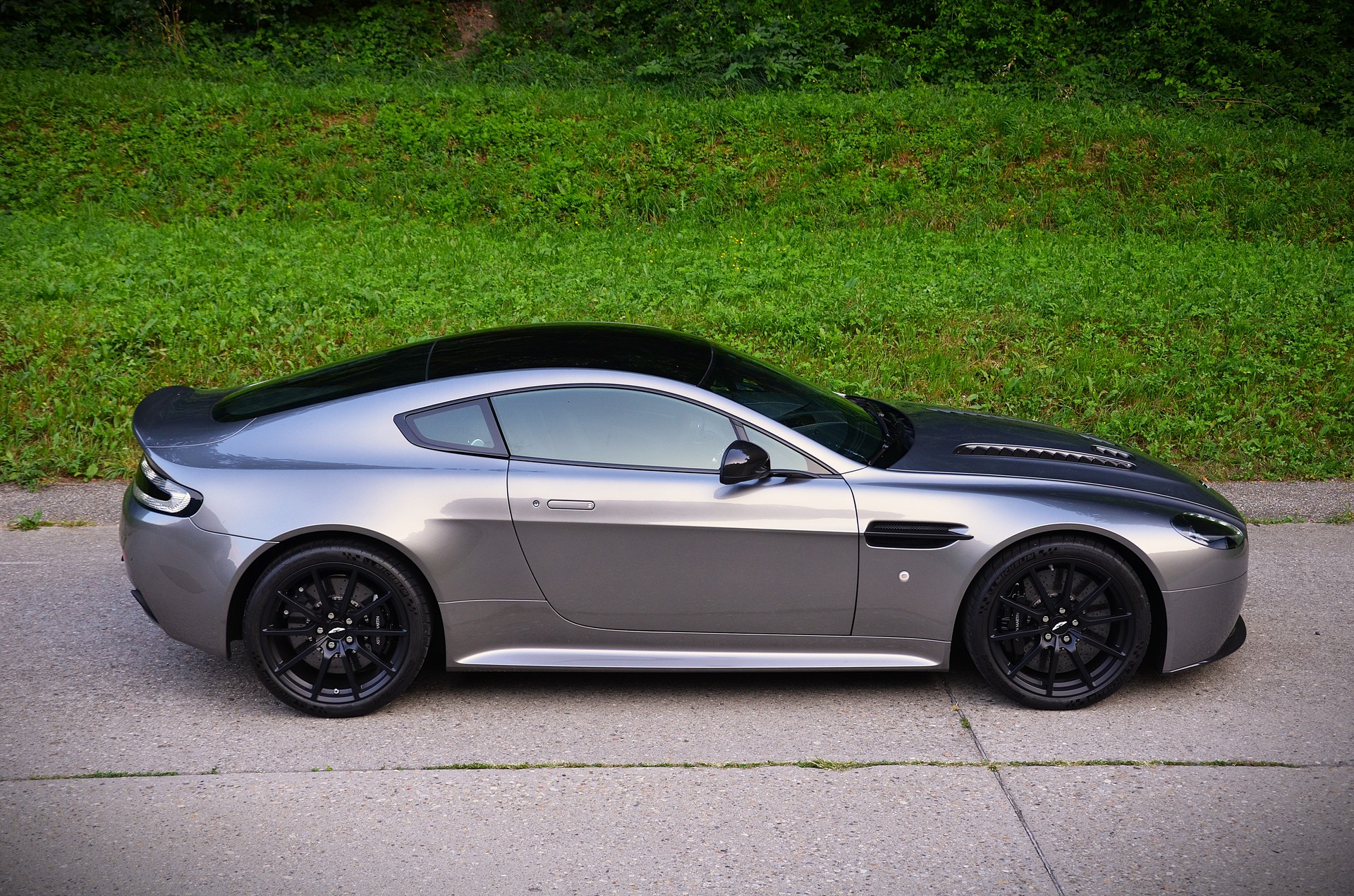 ASTON MARTIN V12 Vantage 5.9 S Sportshift-image-11