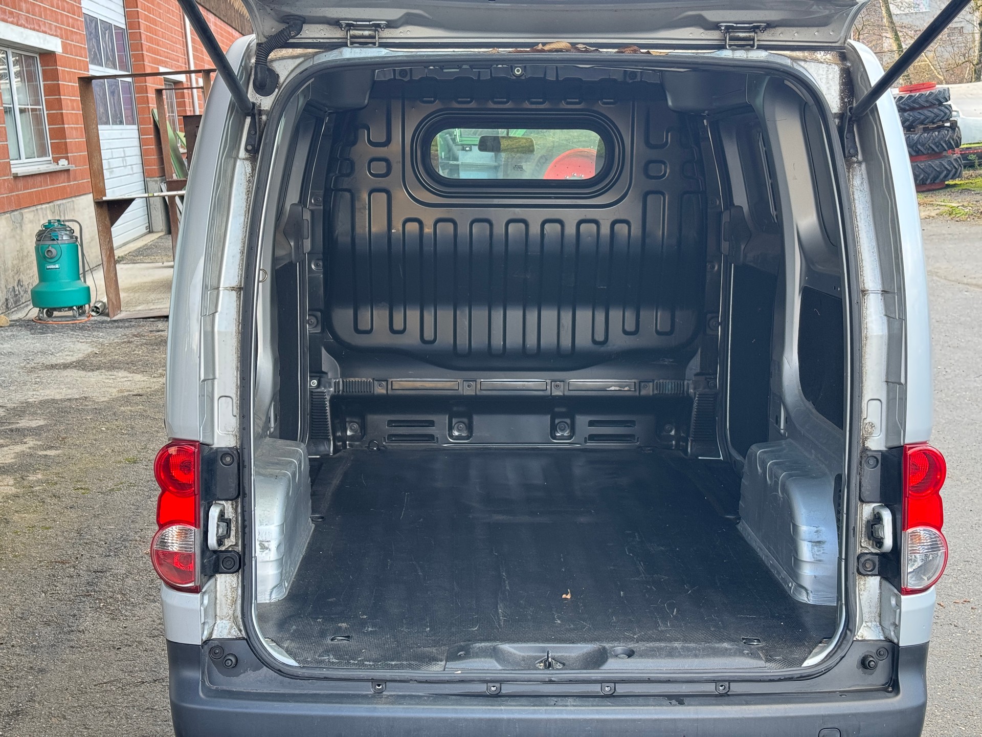 NISSAN NV200-image-6
