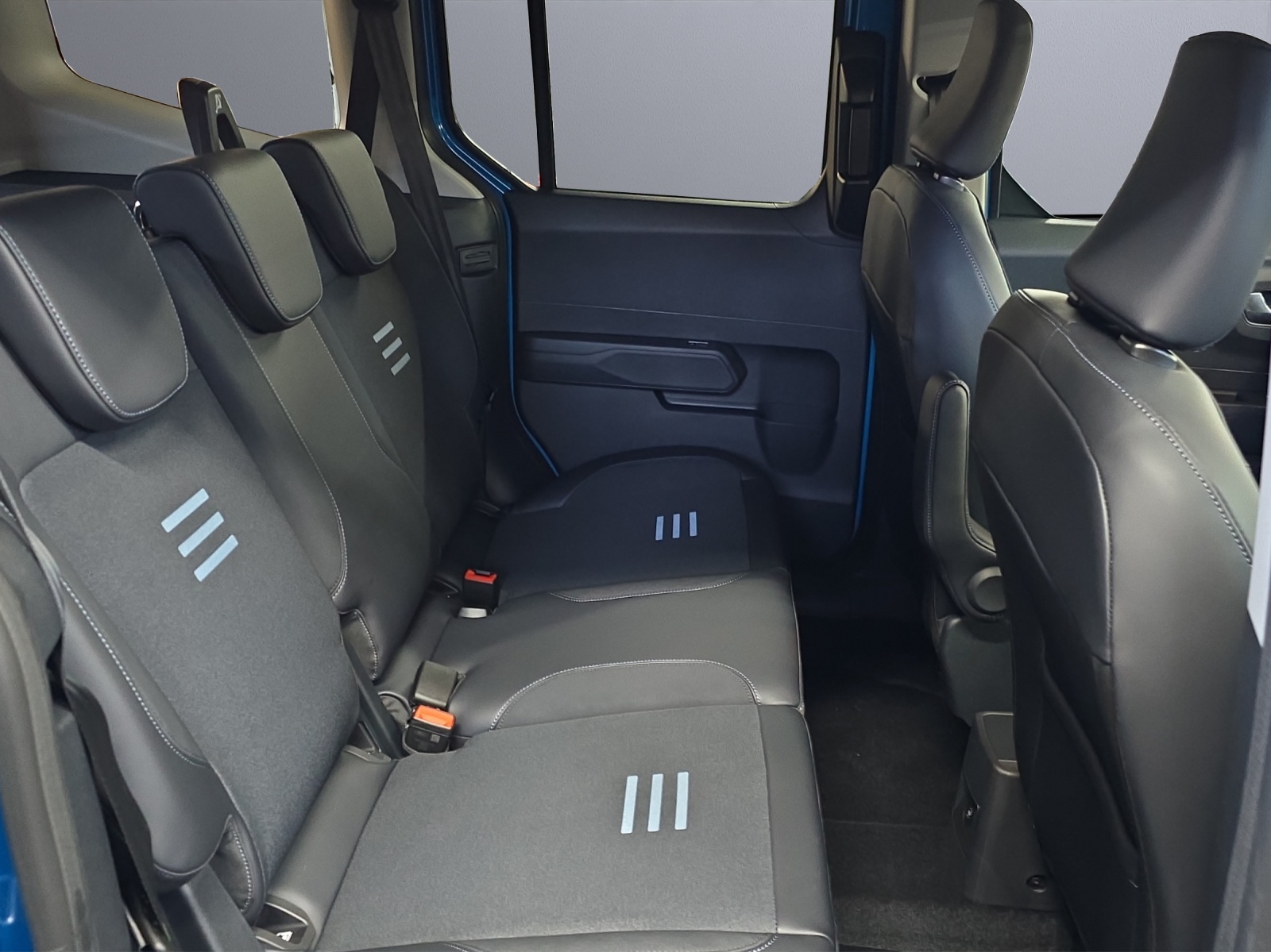 FORD TOURNEO COURIERier 1.0 EcoBoost A-image-12