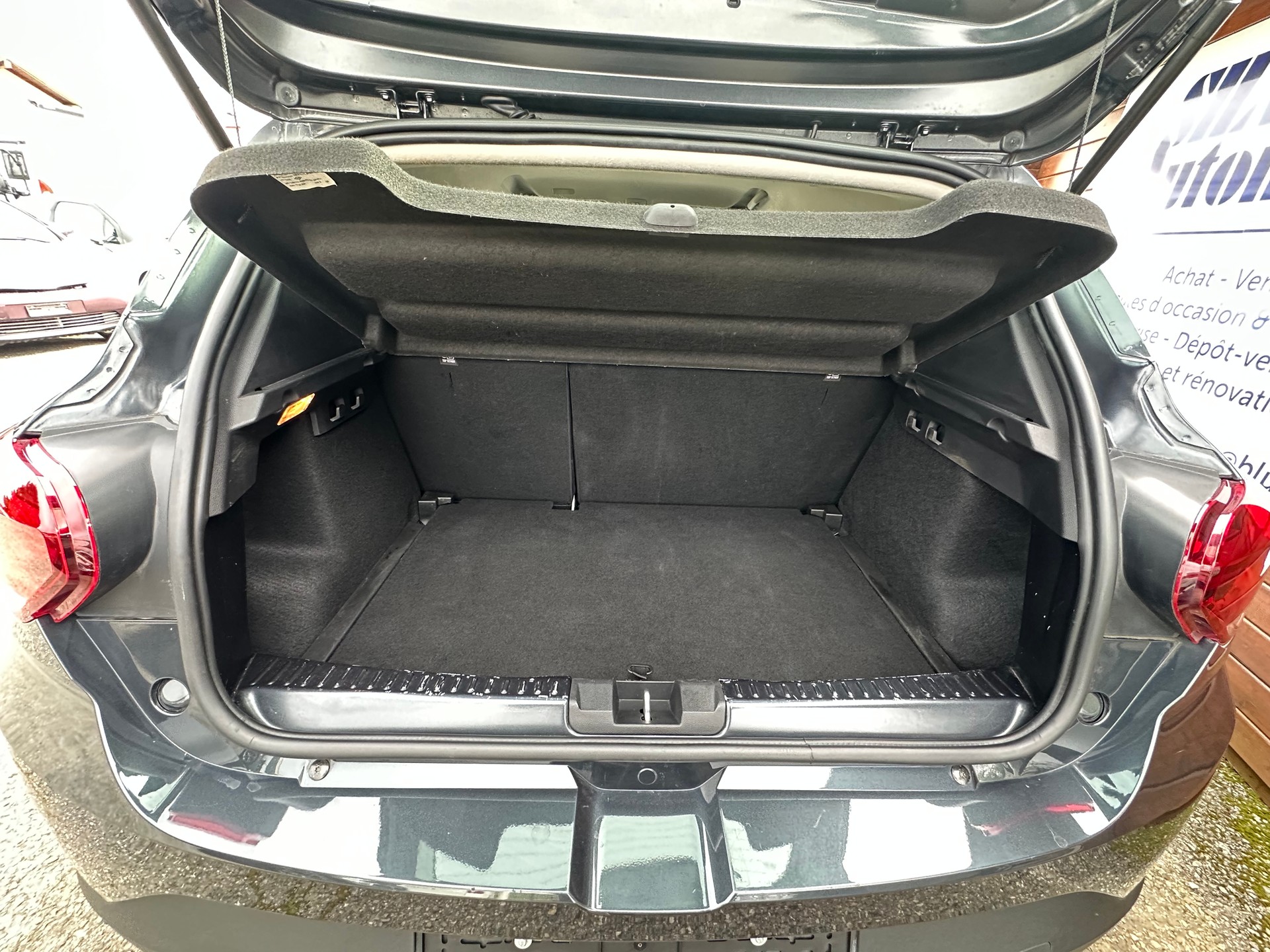 DACIA Sandero Stepway TCe 90 Comfort CVT-image-10