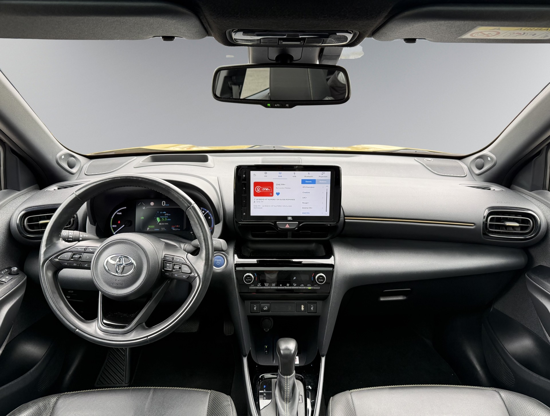 TOYOTA Yaris Cross 1.5 Premiere Edition e-CVT AWDi-image-11