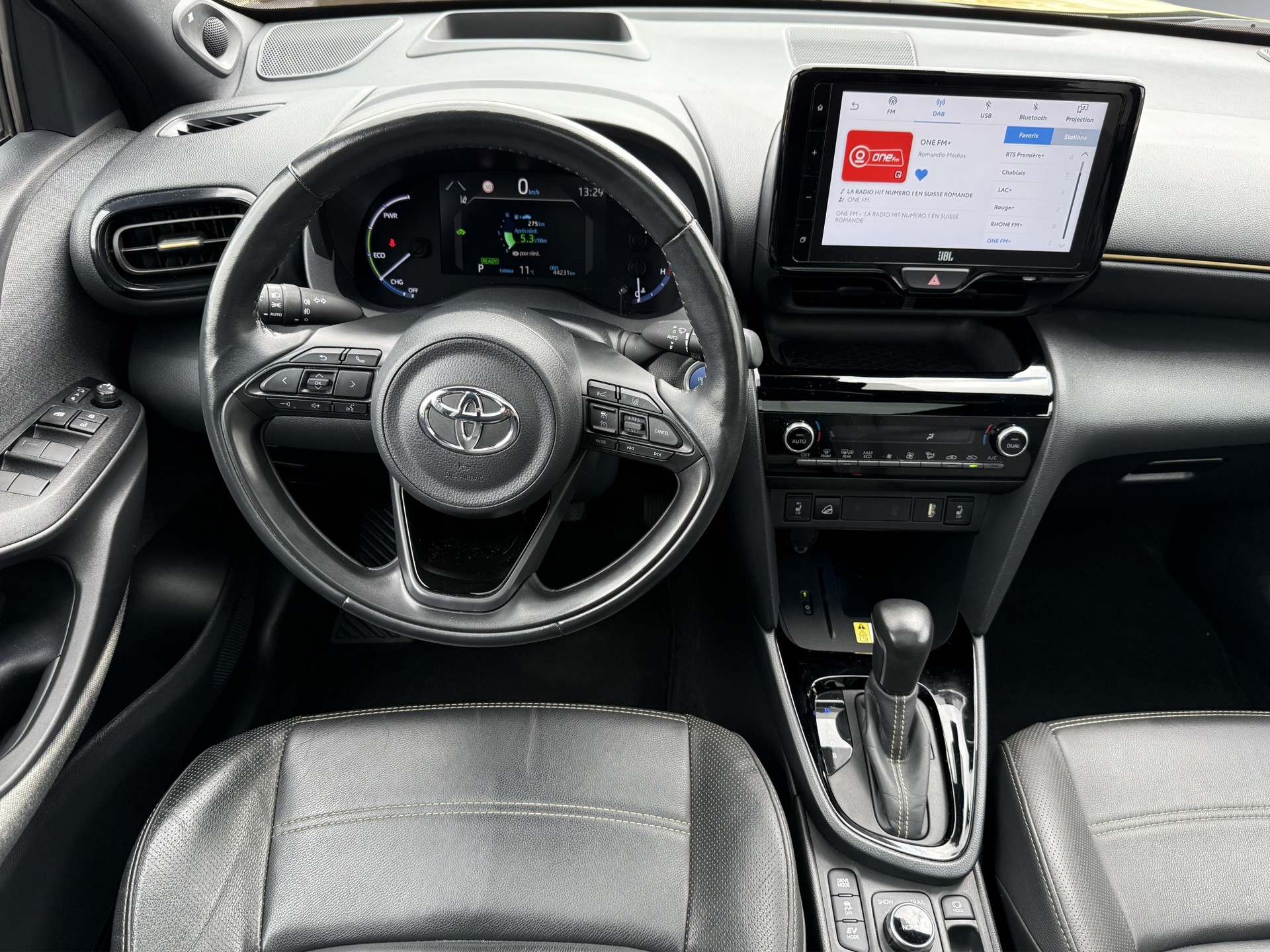 TOYOTA Yaris Cross 1.5 Premiere Edition e-CVT AWDi-image-12