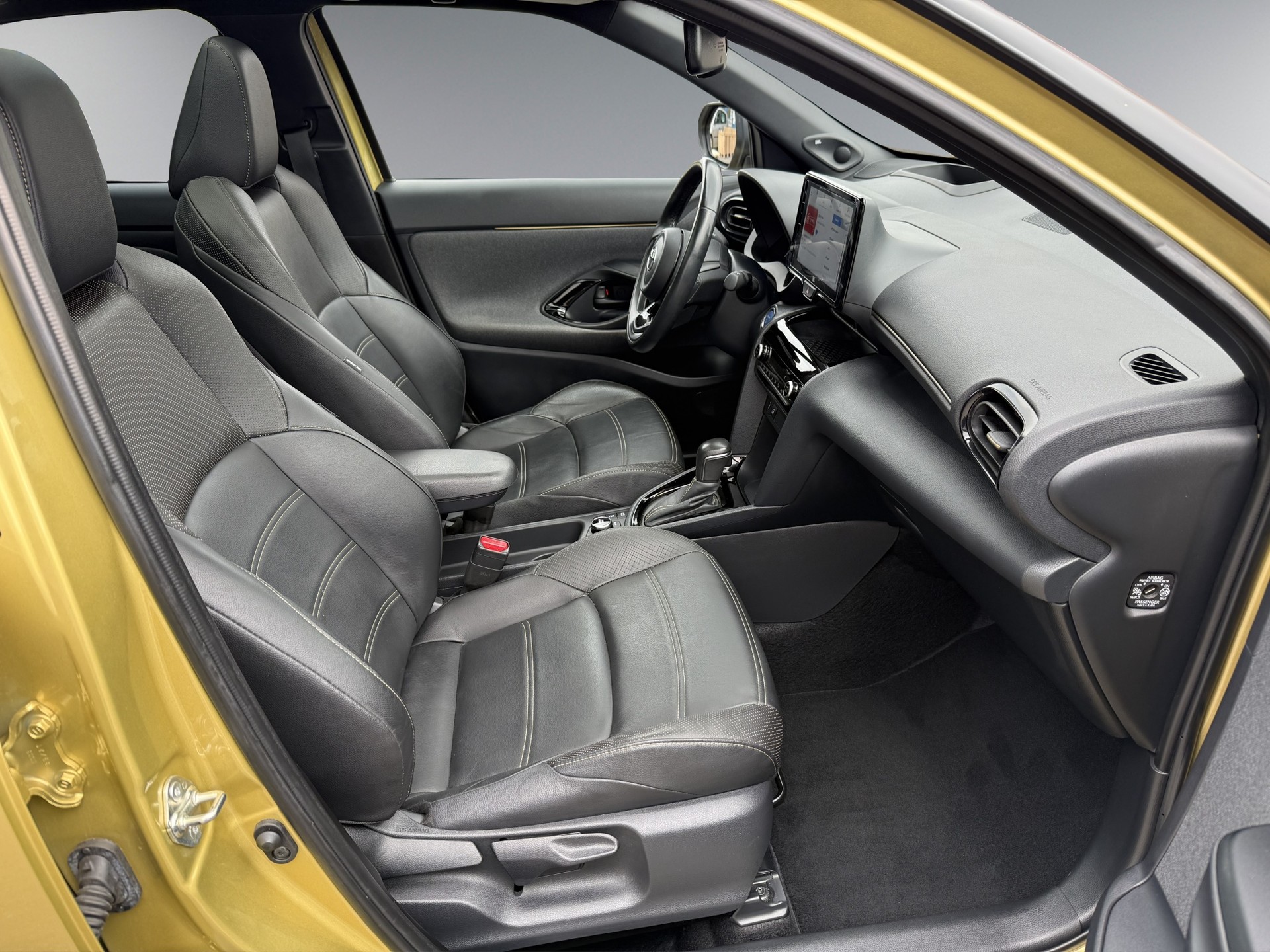 TOYOTA Yaris Cross 1.5 Premiere Edition e-CVT AWDi-image-8
