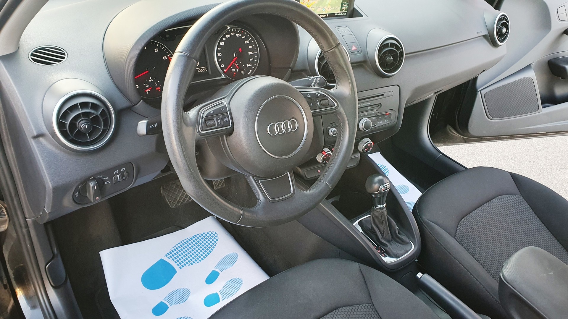 AUDI A1 Sportback 1.4 TFSI Attraction S-tronic-image-14