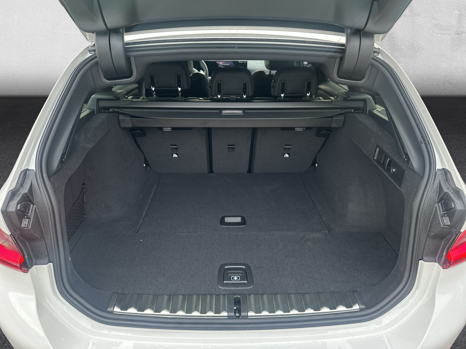 BMW 320d xDrive 48V Touring Steptronic M Sport-image-9