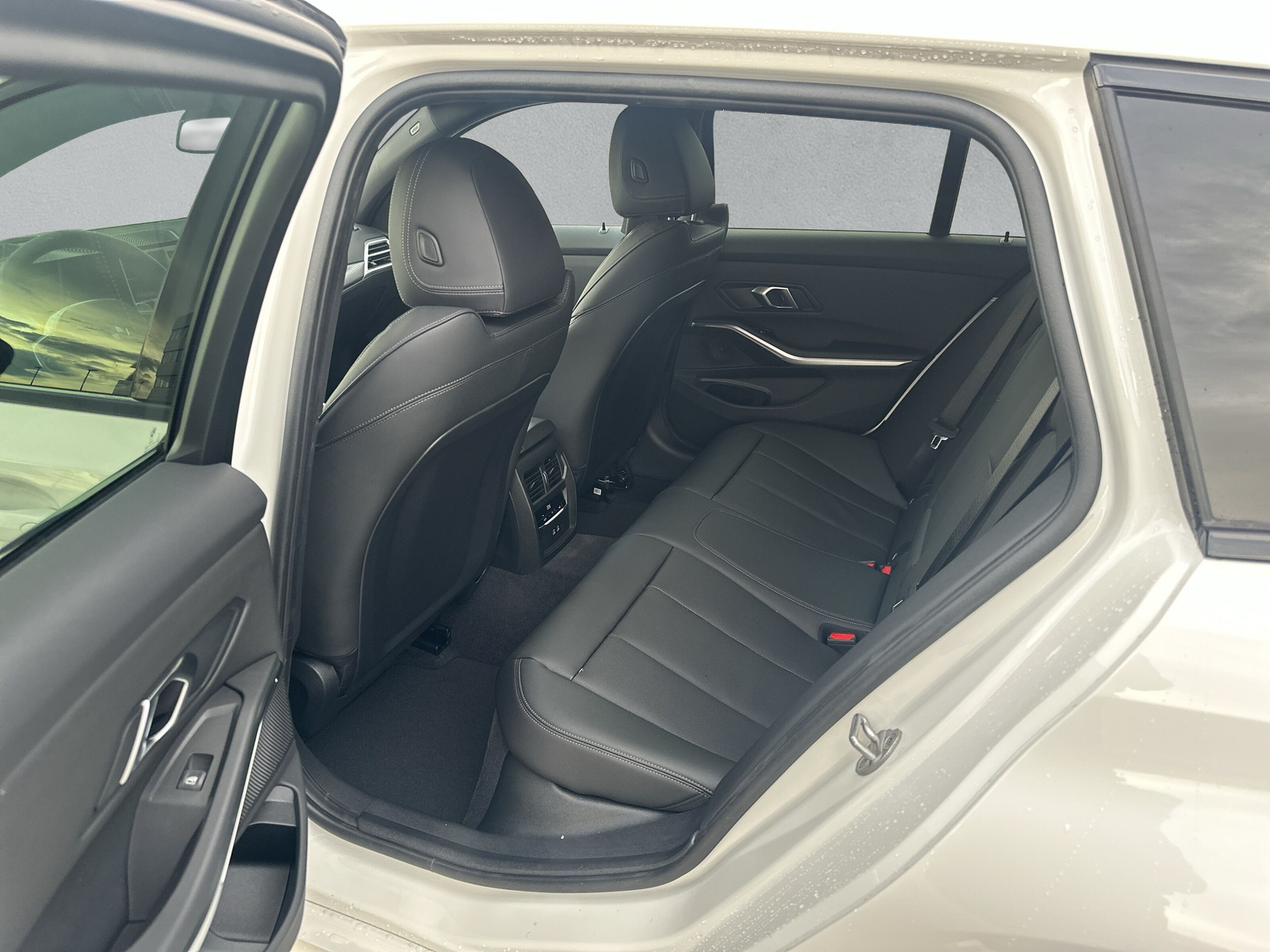 BMW 320d xDrive 48V Touring Steptronic M Sport-image-11