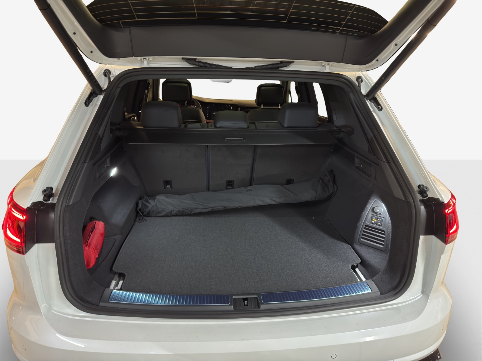 VW Touareg 3.0 TDI R-Line Final Edition Tiptronic-image-12