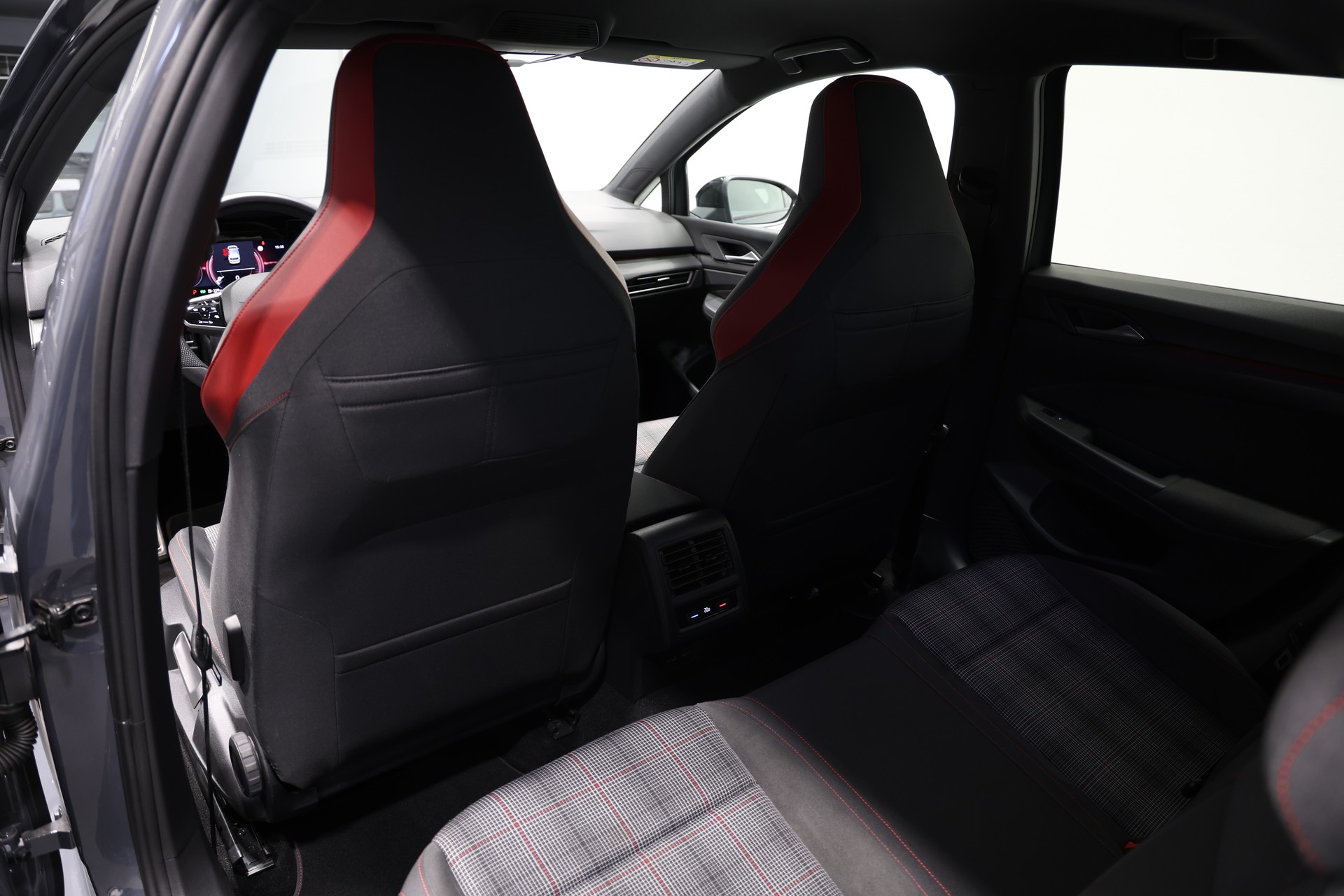 VW Golf 2.0 TSI GTI DSG *CH-Fahrzeug*-image-23