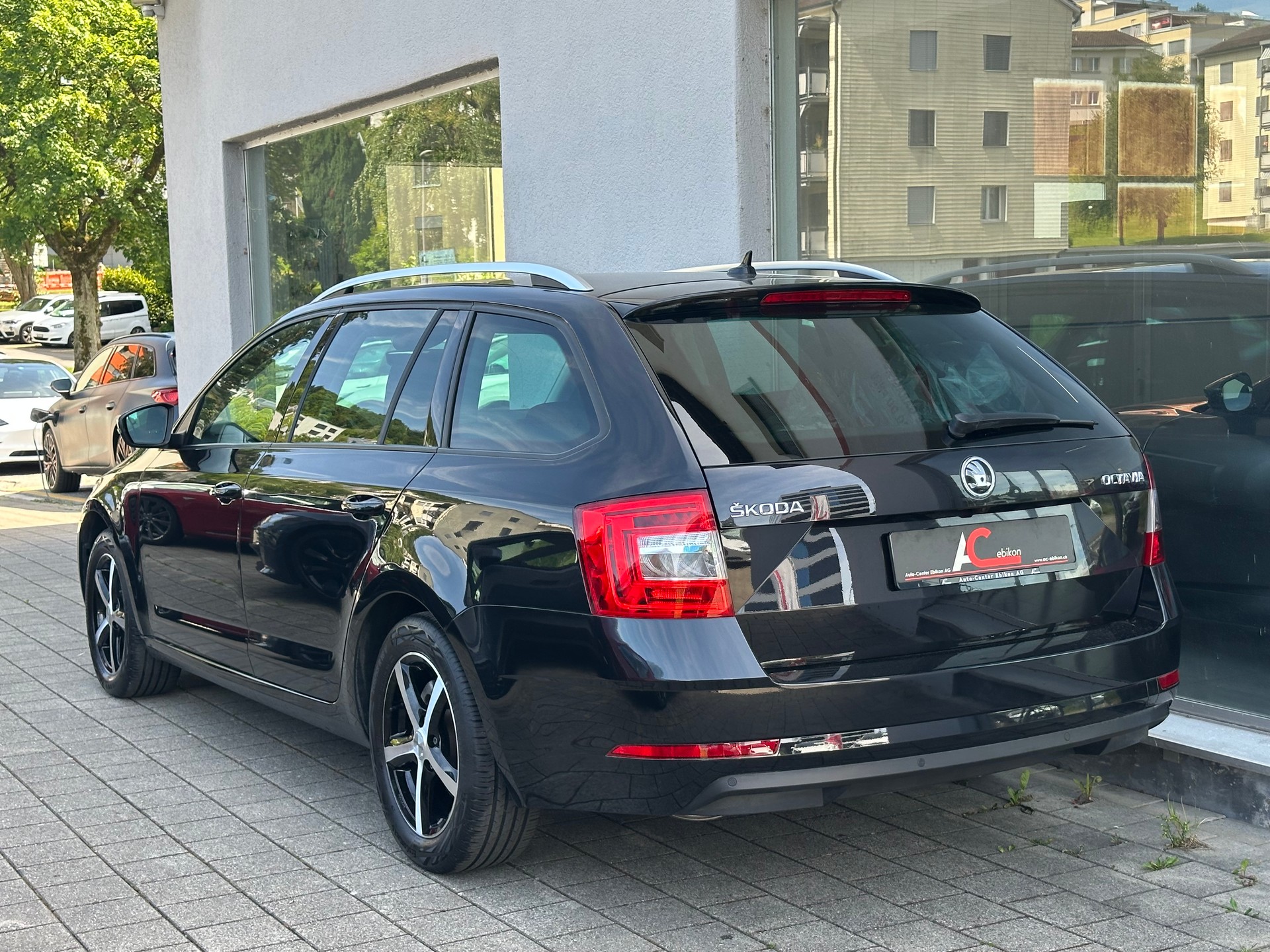 SKODA Octavia Combi 1.5 TSI Ambition DSG-image-2