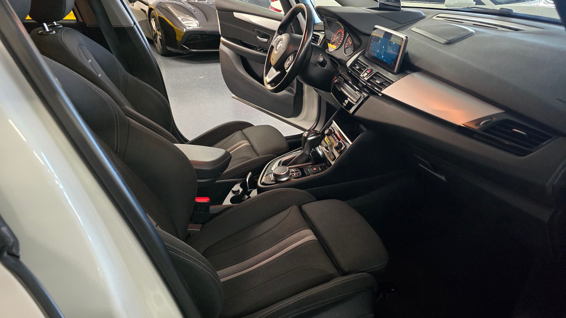 BMW 218d xDrive Gran Tourer Luxury Line Steptronic-image-17
