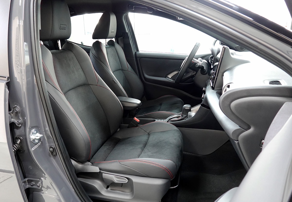 TOYOTA Yaris 1.5 GR Sport e-CVT-showroom-element-3