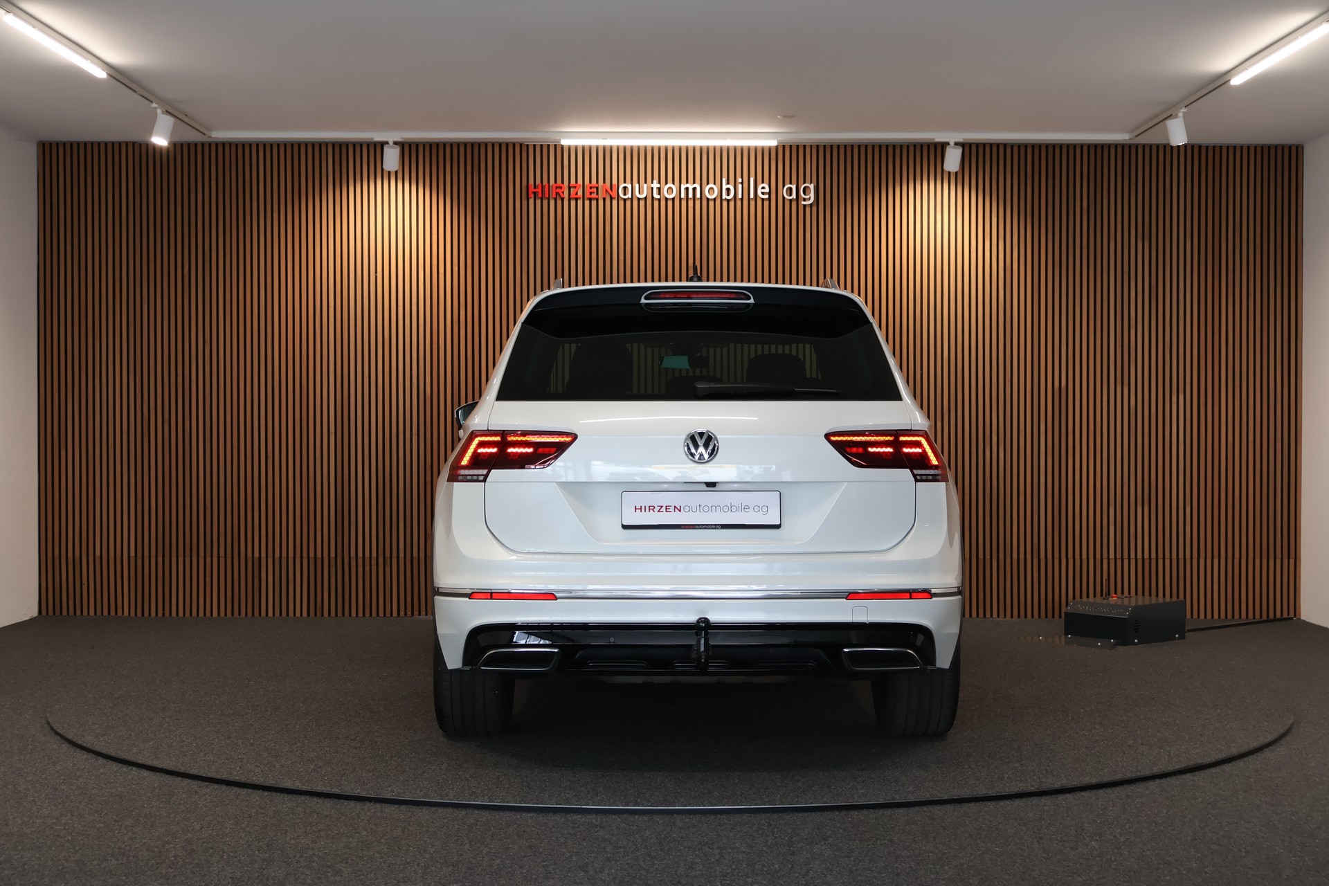 VW Tiguan 2.0TSI R-Line 4Motion DSG-showroom-element-3