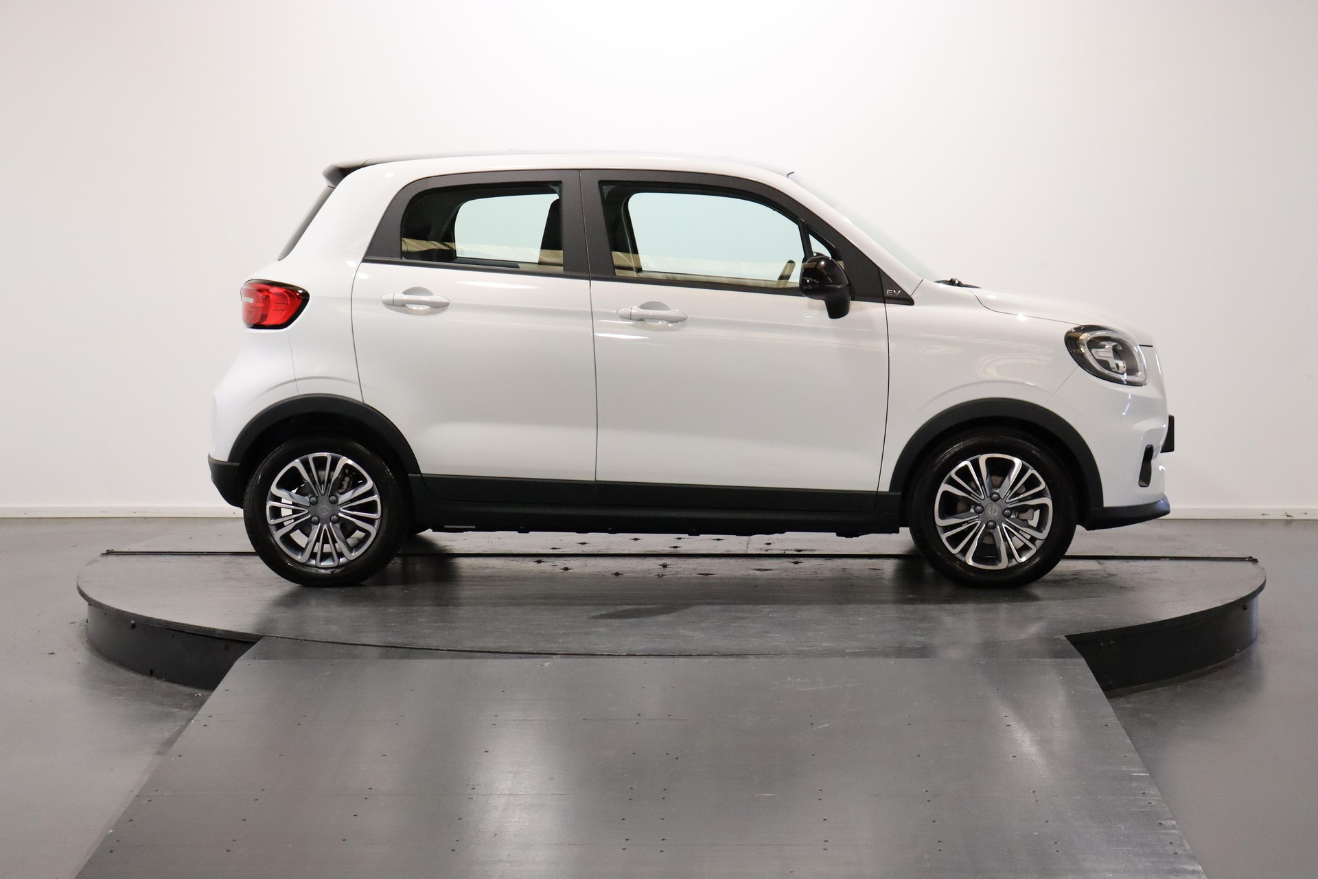 LEAPMOTOR T03 Electric-showroom-element-2
