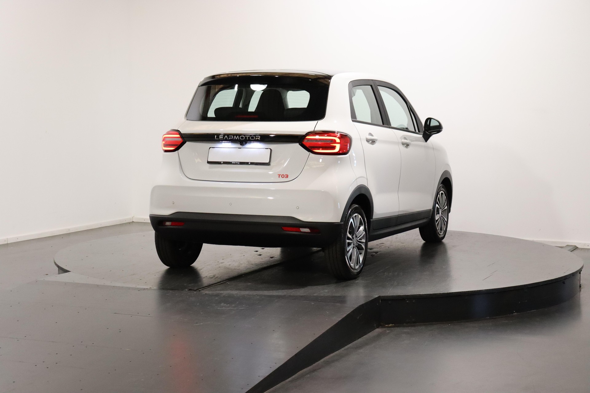 LEAPMOTOR T03 Electric-showroom-element-3
