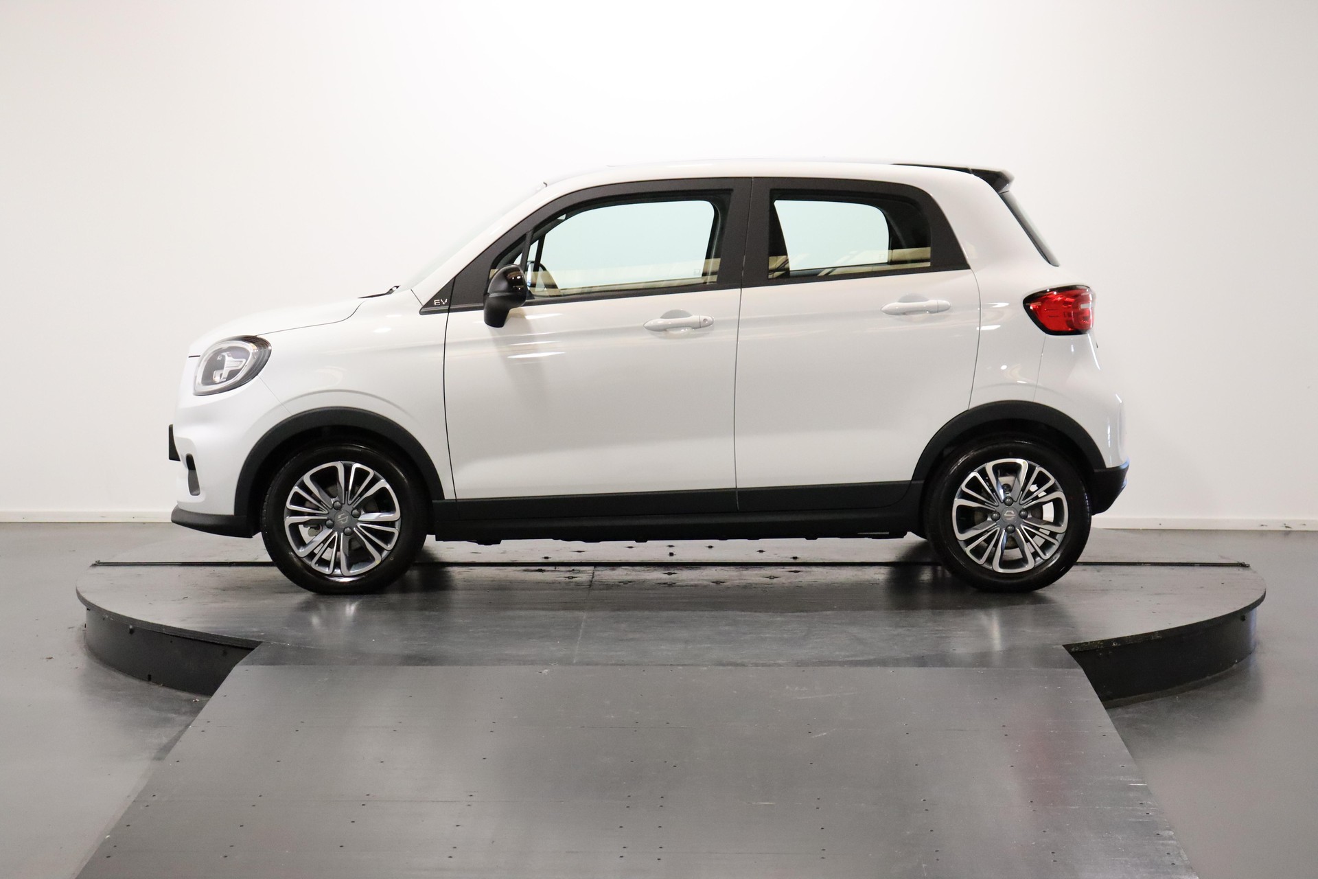 LEAPMOTOR T03 Electric-showroom-element-1
