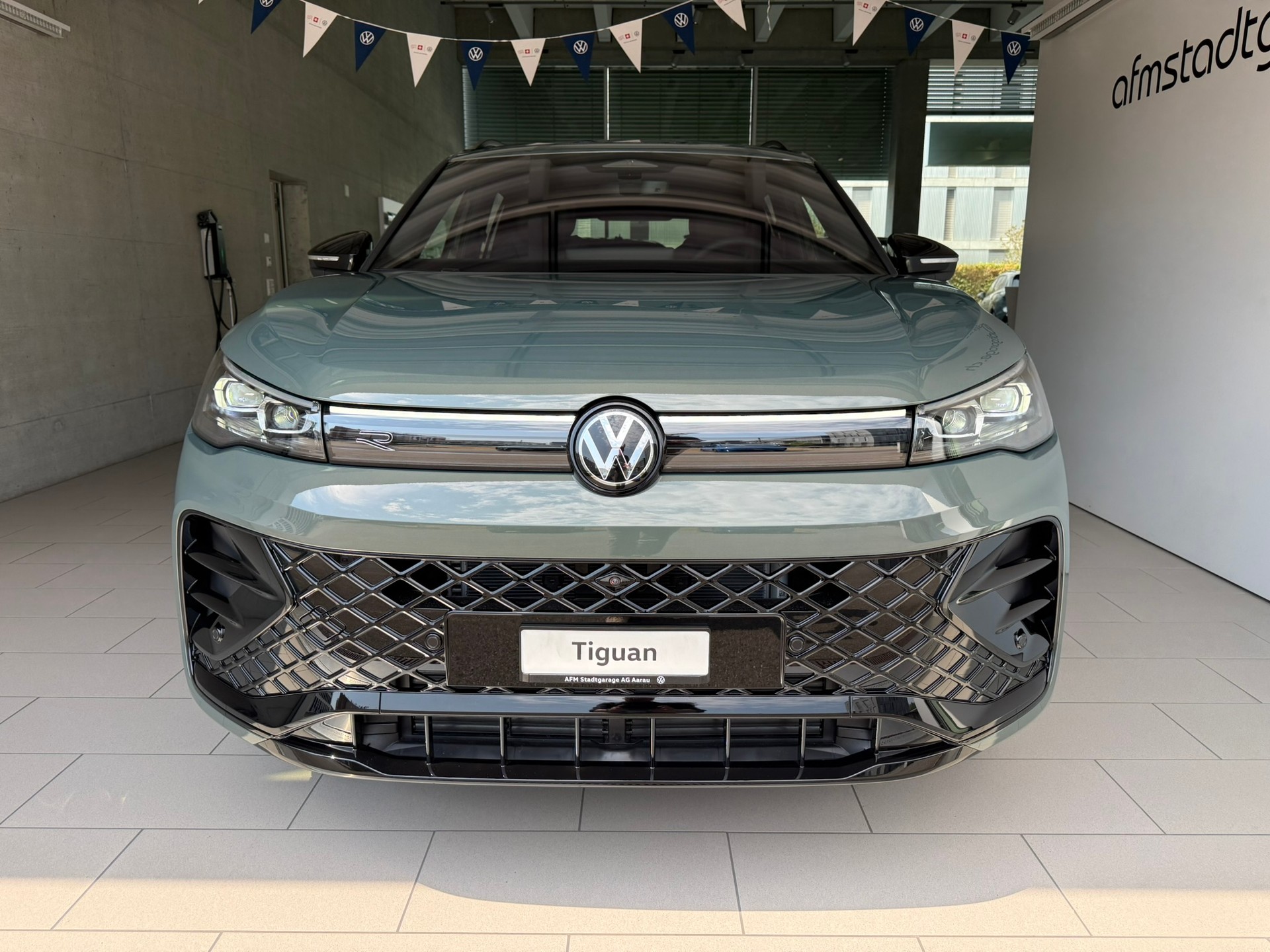 VW Tiguan 2.0 TSI DSG R-Line Plus 4Motion-showroom-element-1