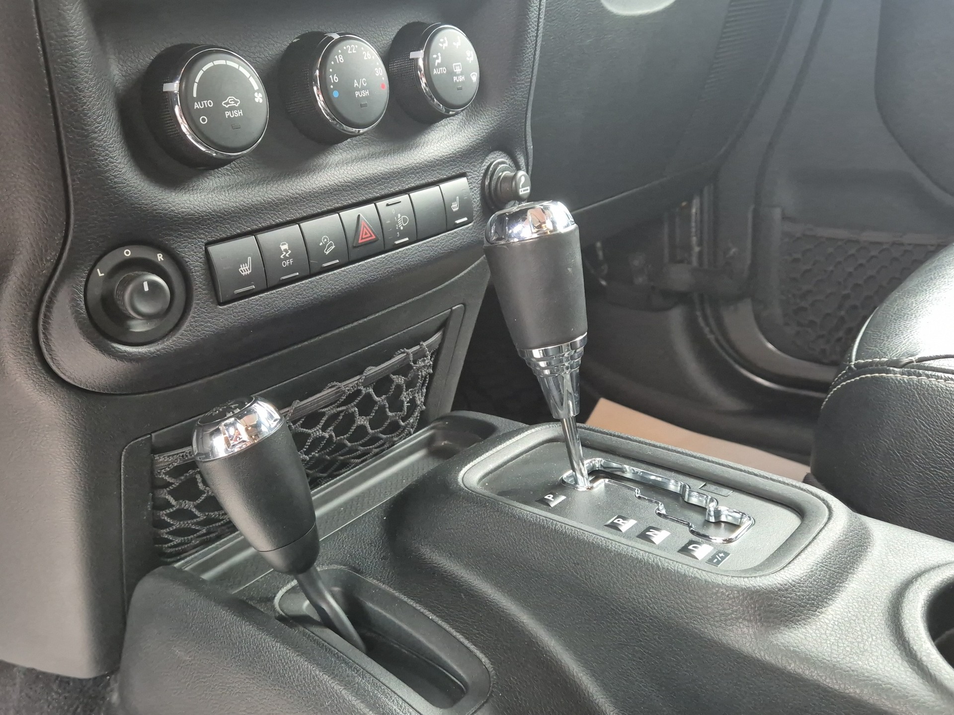 JEEP Wrangler 2.8CRD Unlimited Sahara Automatic-image-25