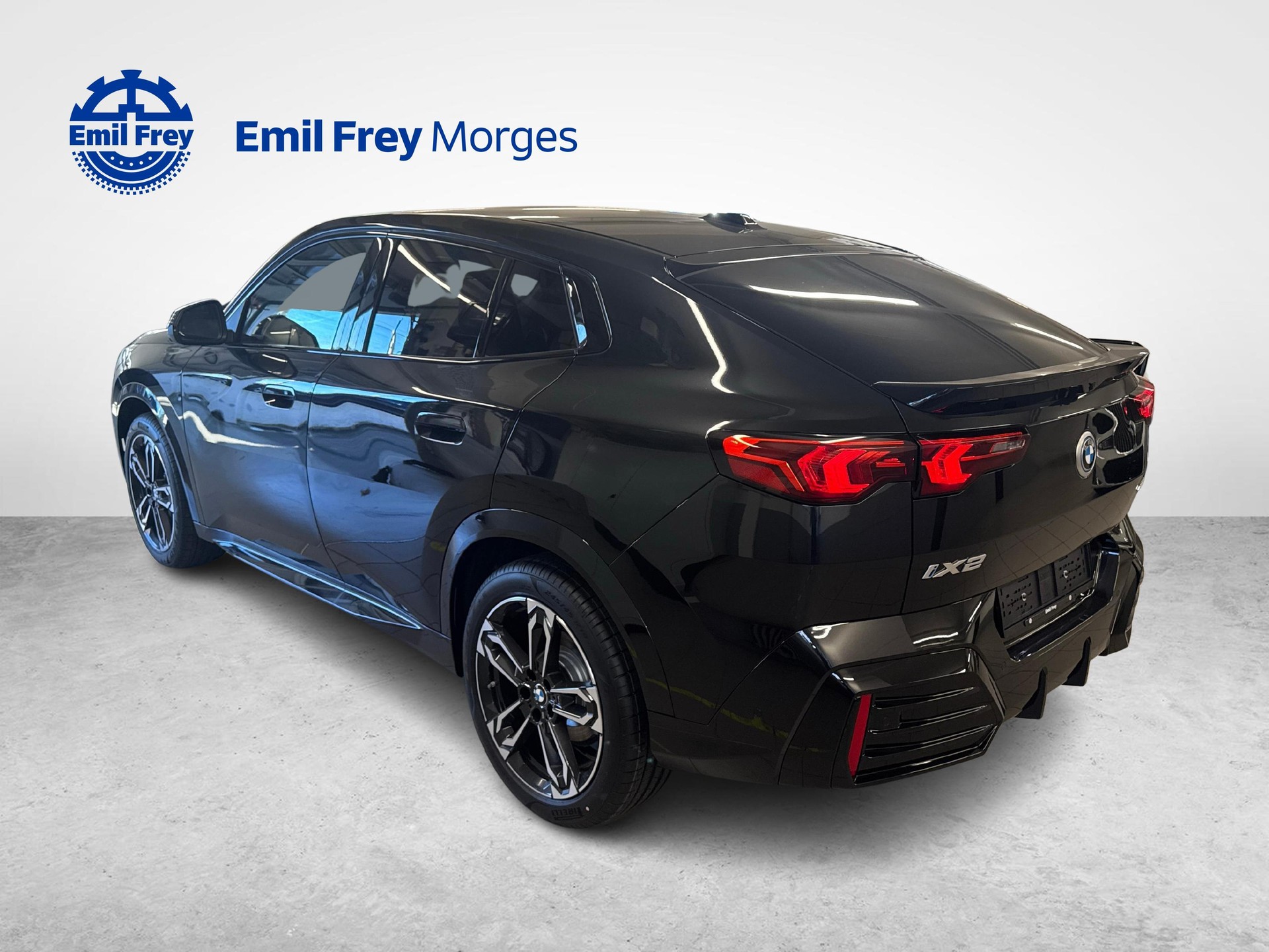 BMW iX2 20 eDrive-showroom-element-2