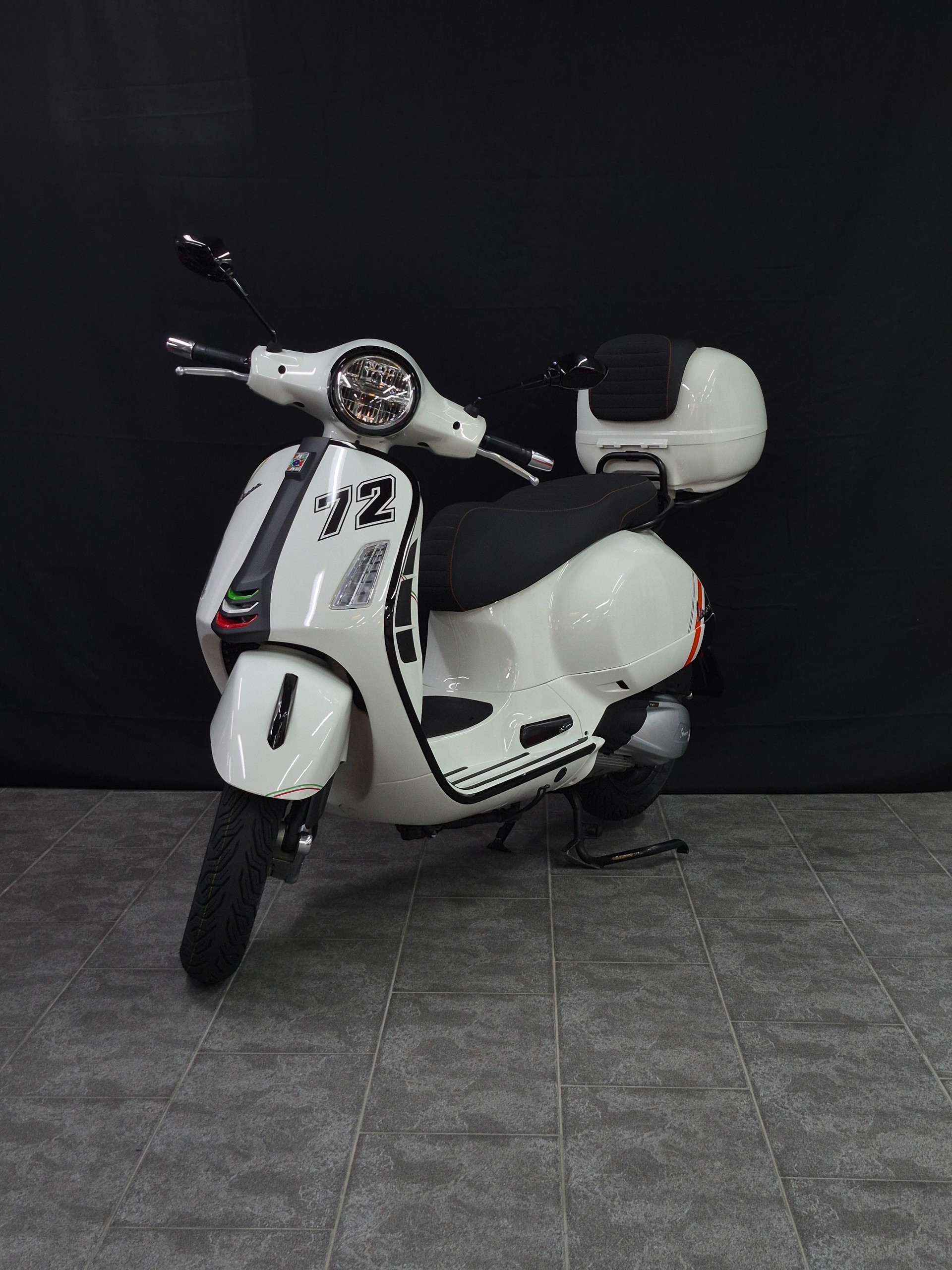 PIAGGIO Vespa GTS 300 Super Sport ABS-image-1