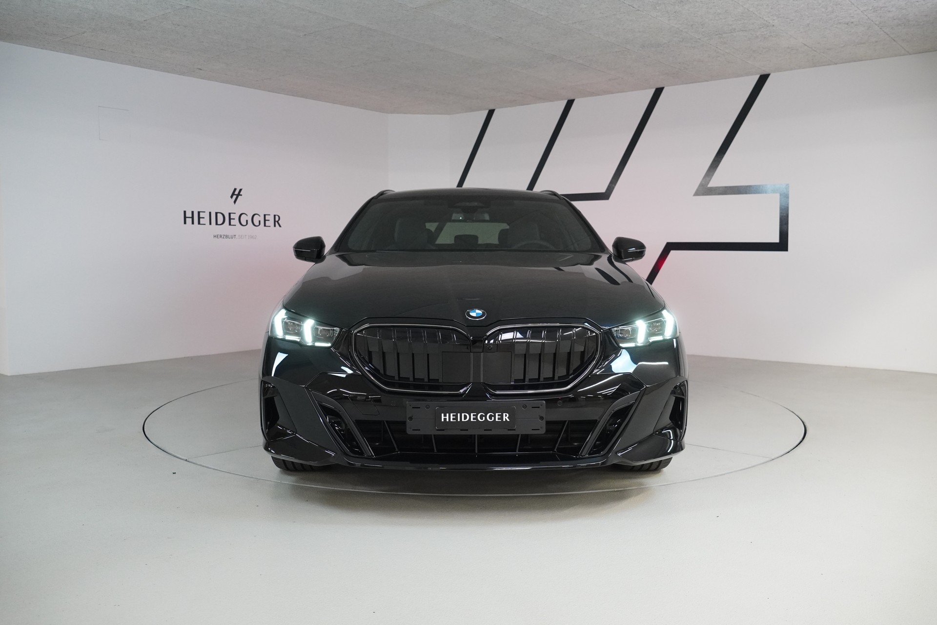 BMW 520d xDrive 48V Touring M Sport Pro Steptronic-showroom-element-1