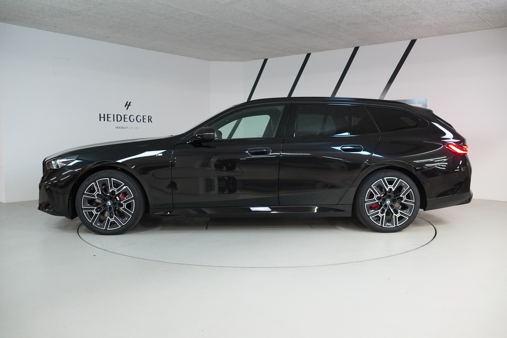 BMW 520d xDrive 48V Touring M Sport Pro Steptronic-showroom-element-3