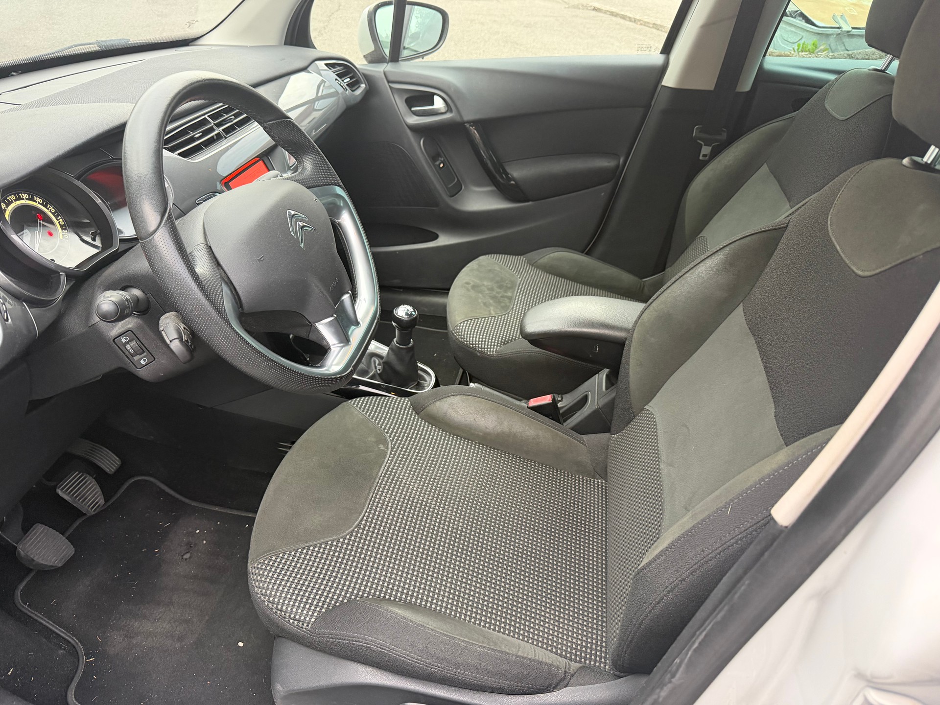 CITROEN C3 1.2i Exclusive-image-11