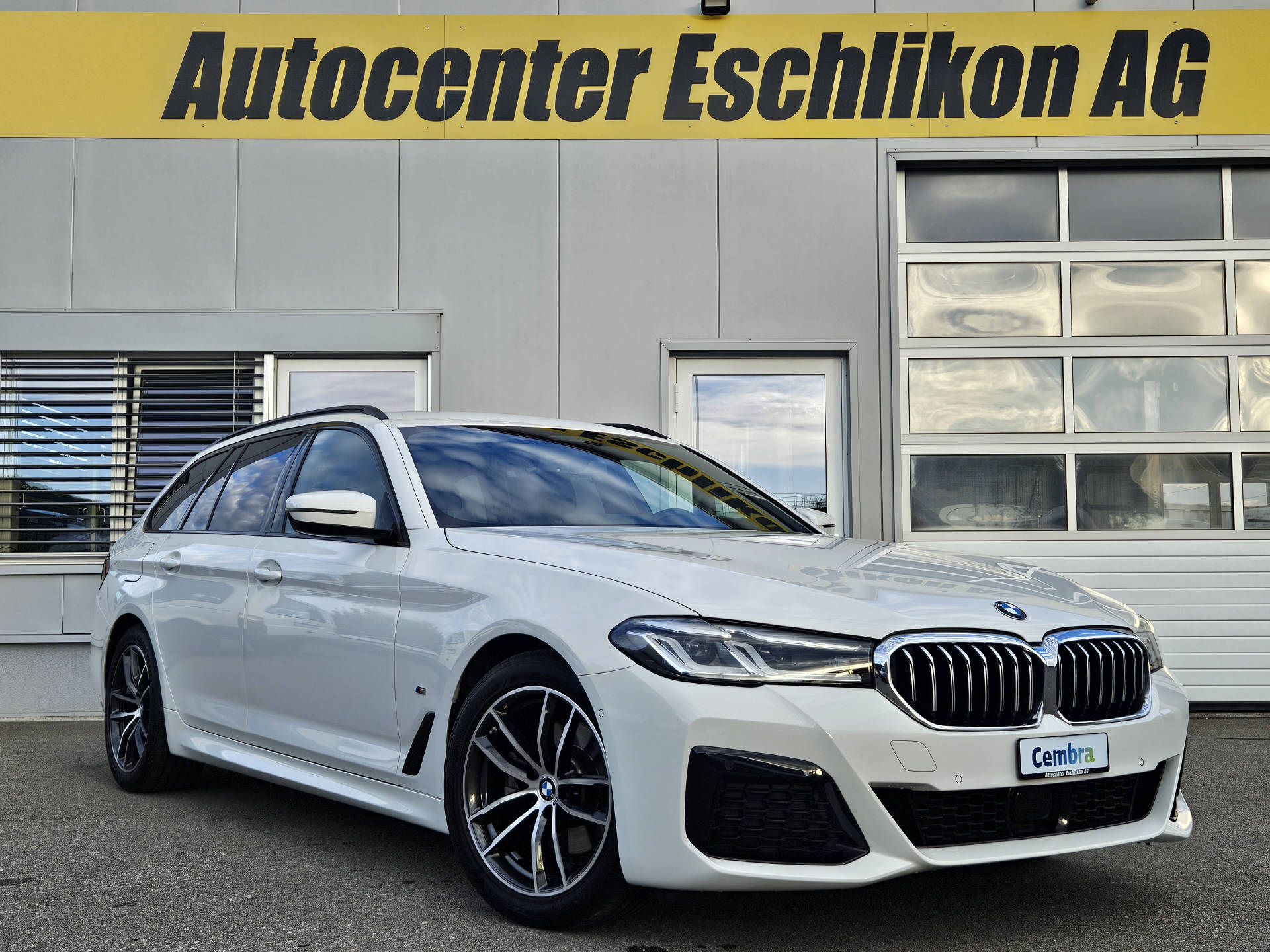 BMW 520d xDrive * Pack M Sport * Pack M Aerodynamik * BMW Service Plus 10 Jahre/ 100'000 km *-showroom-element-3