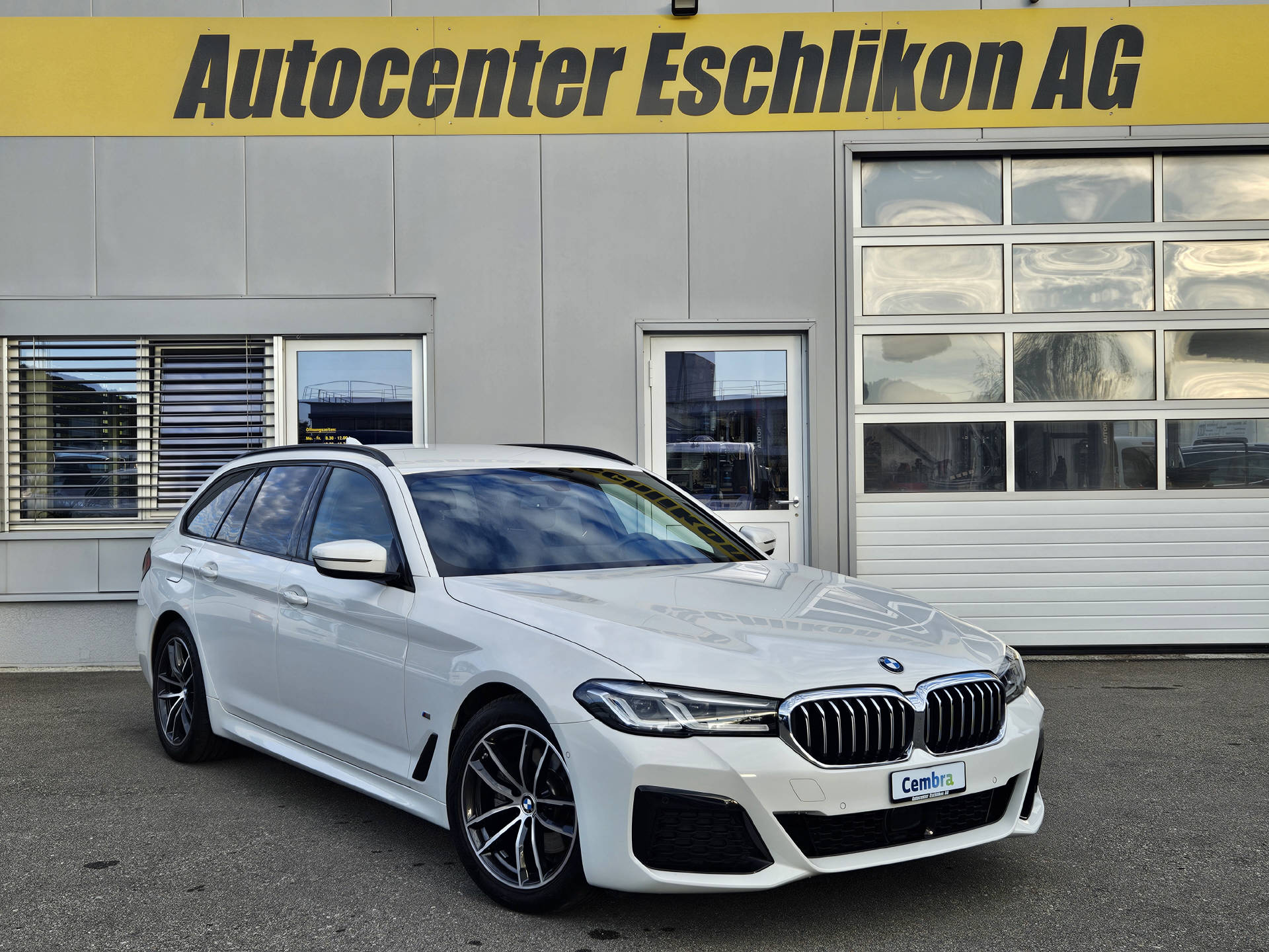 BMW 520d xDrive * Pack M Sport * Pack M Aerodynamik * BMW Service Plus 10 Jahre/ 100'000 km *-image-4